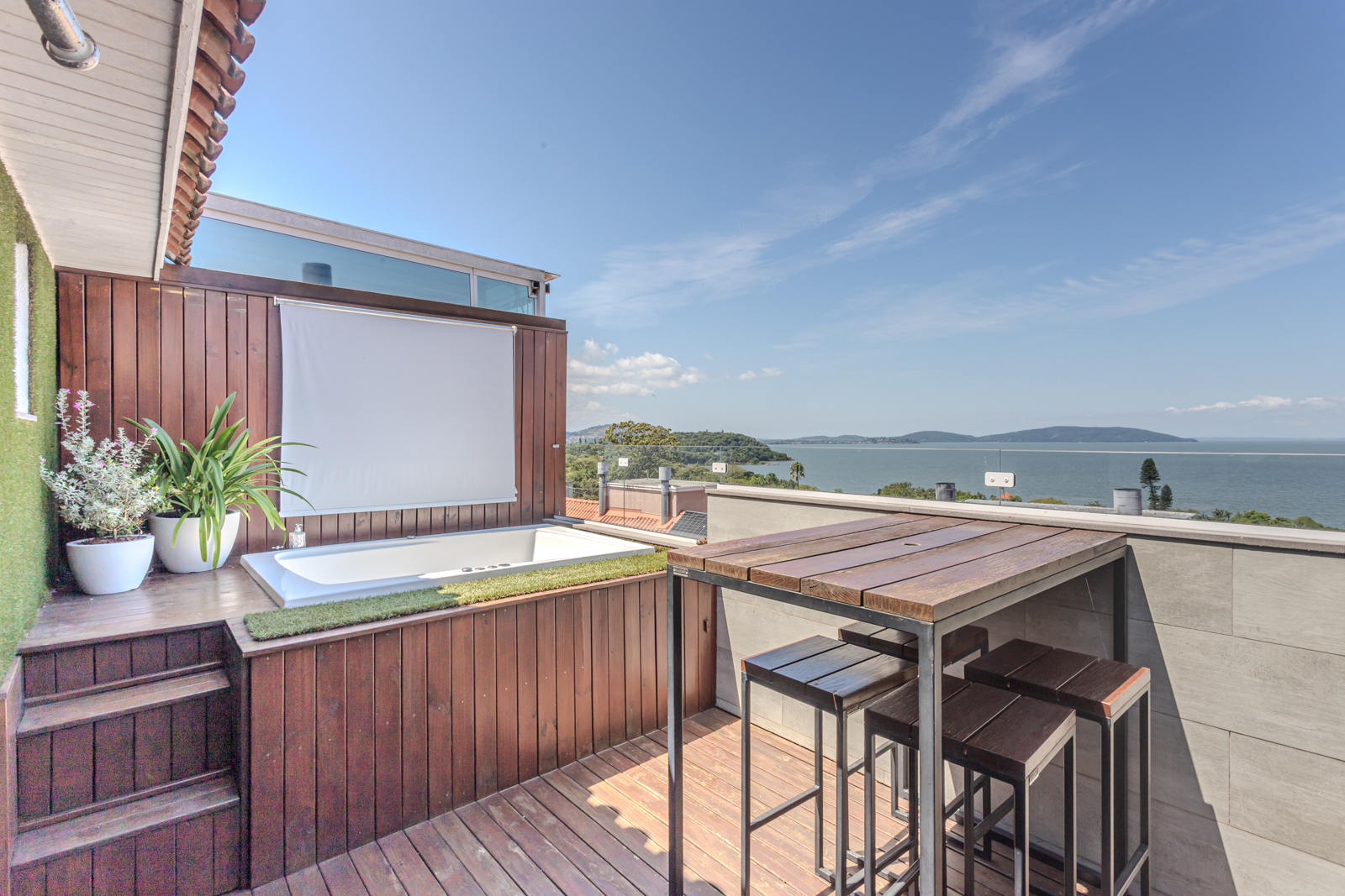 Casa em Condomínio à venda com 230m², 3 quartos, 3 suítes, 2 vagas no bairro Pedra Redonda em Porto Alegre