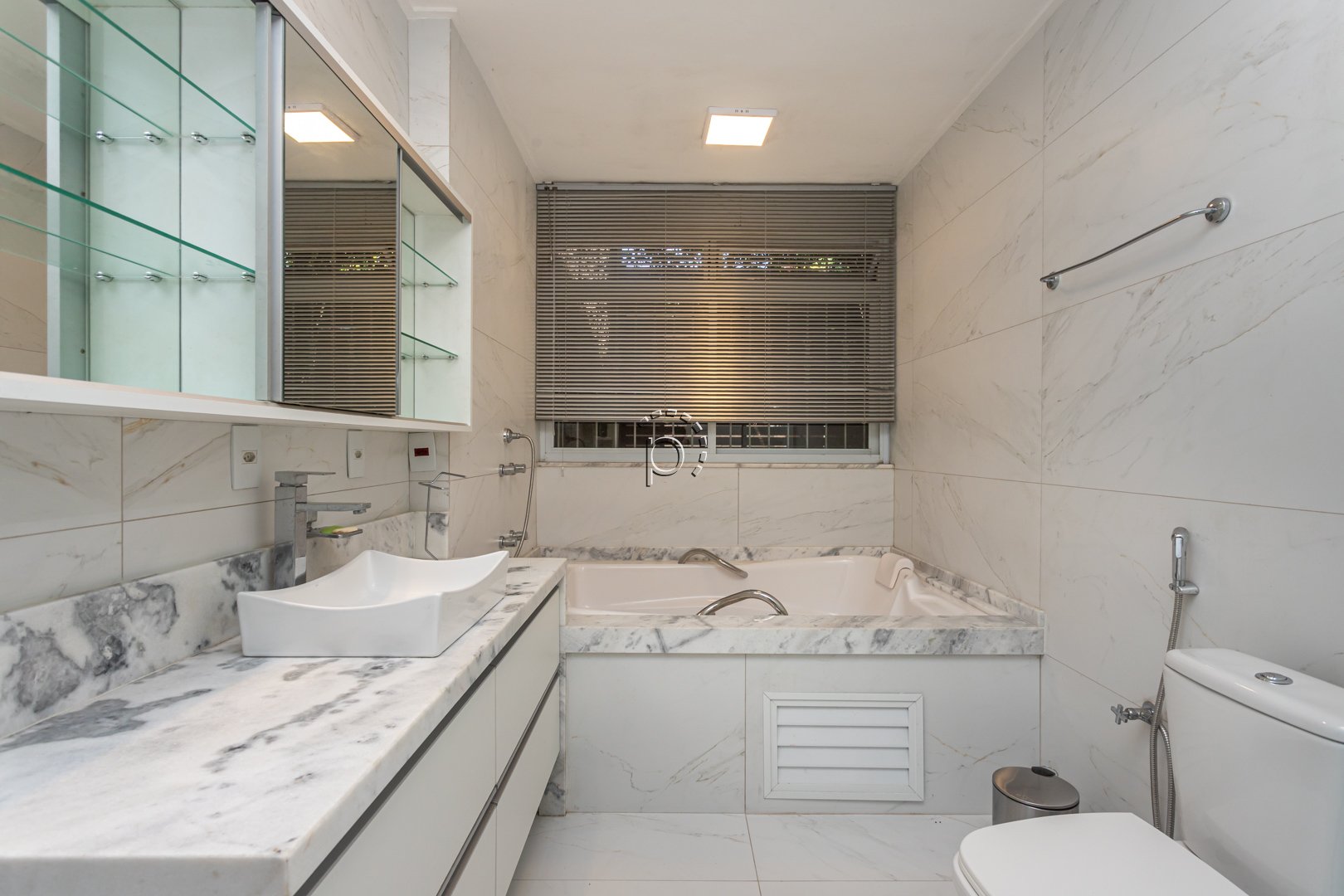 Casa à venda com 338m², 4 quartos, 1 suíte, 4 vagas no bairro Espirito Santo em Porto Alegre - Foto 26