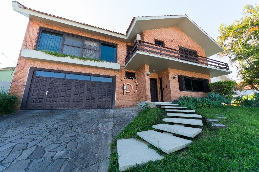 Casa à venda com 350m², 3 quartos, 3 suítes, 2 vagas no bairro Vila Assunção em Porto Alegre