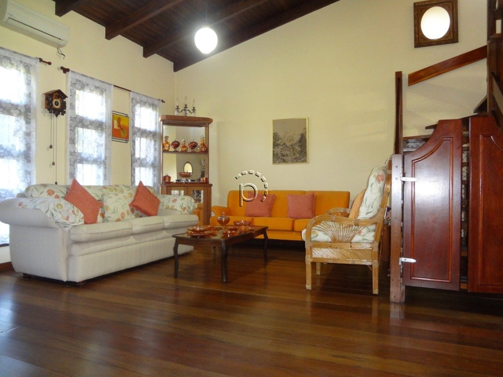 Casa à venda com 236m², 3 quartos, 1 suíte, 3 vagas no bairro Guarujá em Porto Alegre - Foto 4