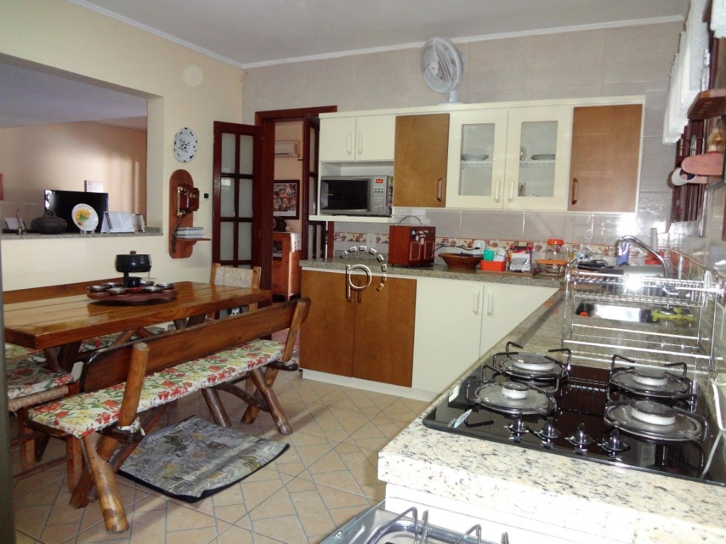 Casa à venda com 236m², 3 quartos, 1 suíte, 3 vagas no bairro Guarujá em Porto Alegre - Foto 9