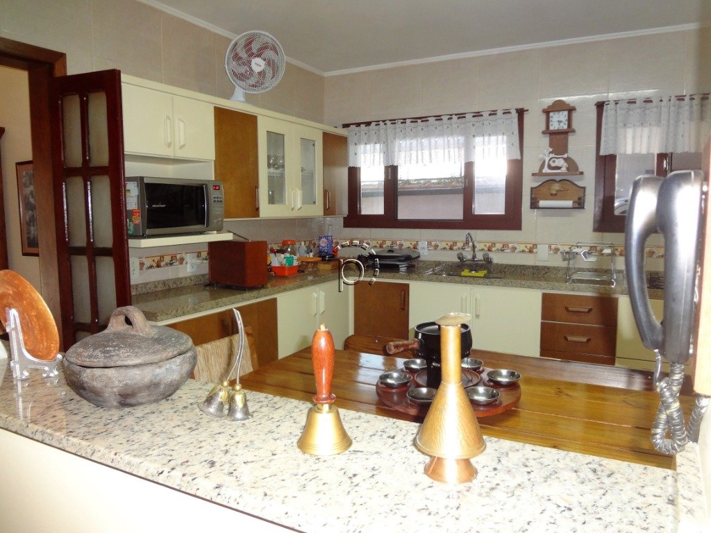 Casa à venda com 236m², 3 quartos, 1 suíte, 3 vagas no bairro Guarujá em Porto Alegre - Foto 8