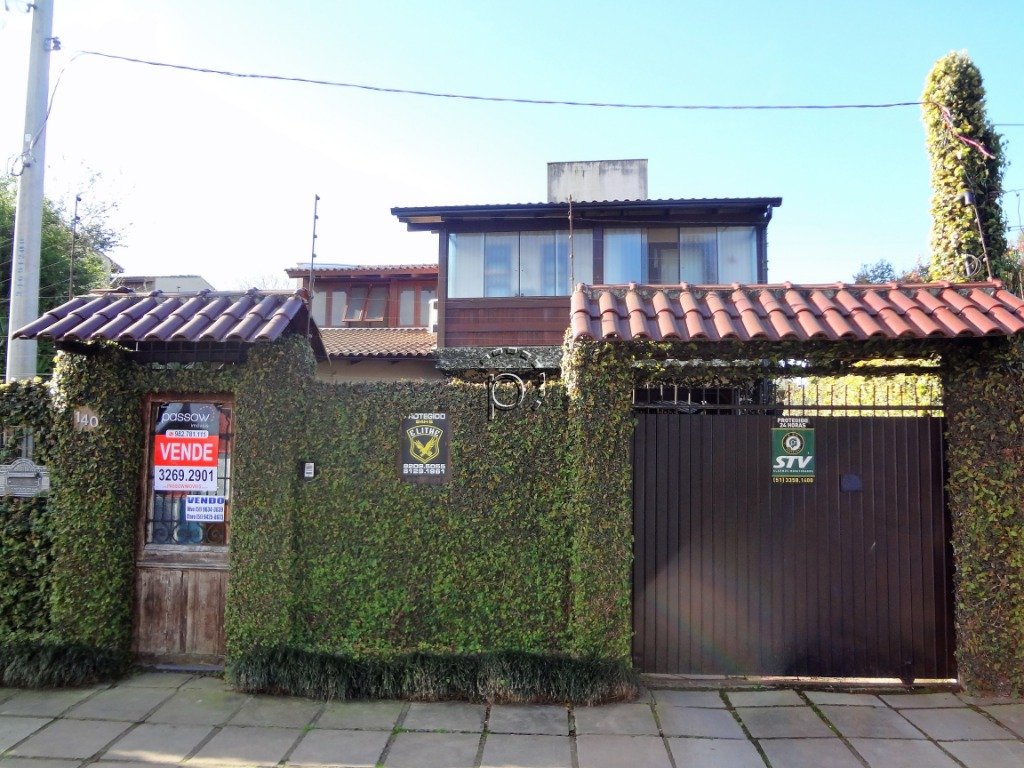 Casa à venda com 236m², 3 quartos, 1 suíte, 3 vagas no bairro Guarujá em Porto Alegre