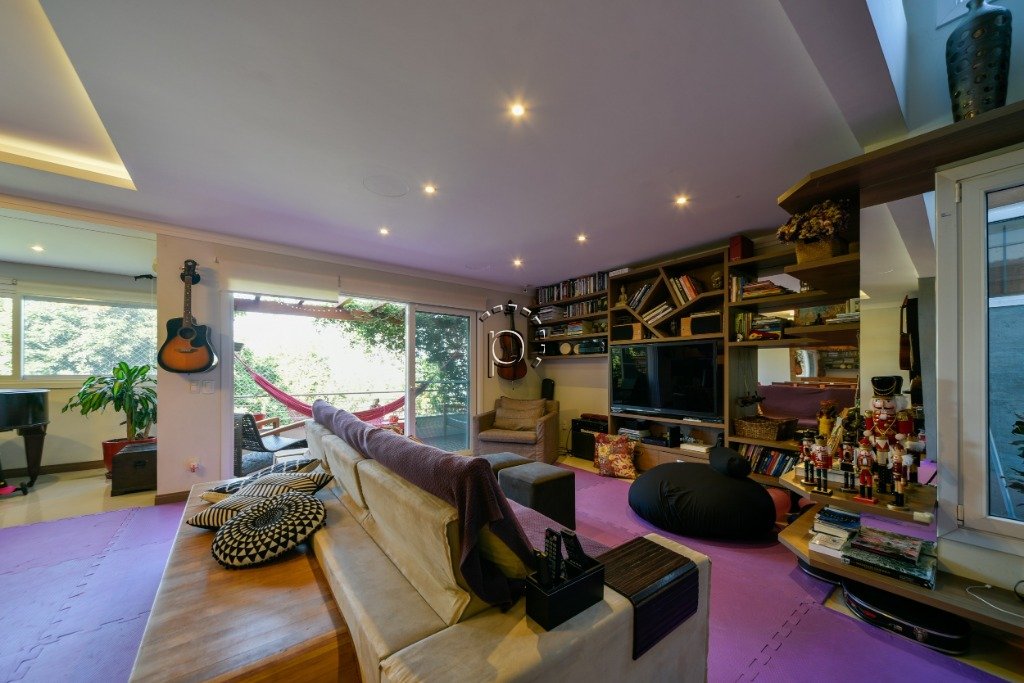 Casa à venda com 631m², 4 quartos, 4 suítes, 2 vagas no bairro Vila Assunção em Porto Alegre