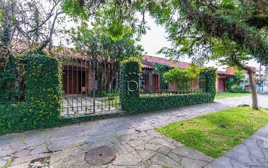 Casa à venda com 360m², 6 quartos, 2 suítes, 4 vagas no bairro Vila Assunção em Porto Alegre