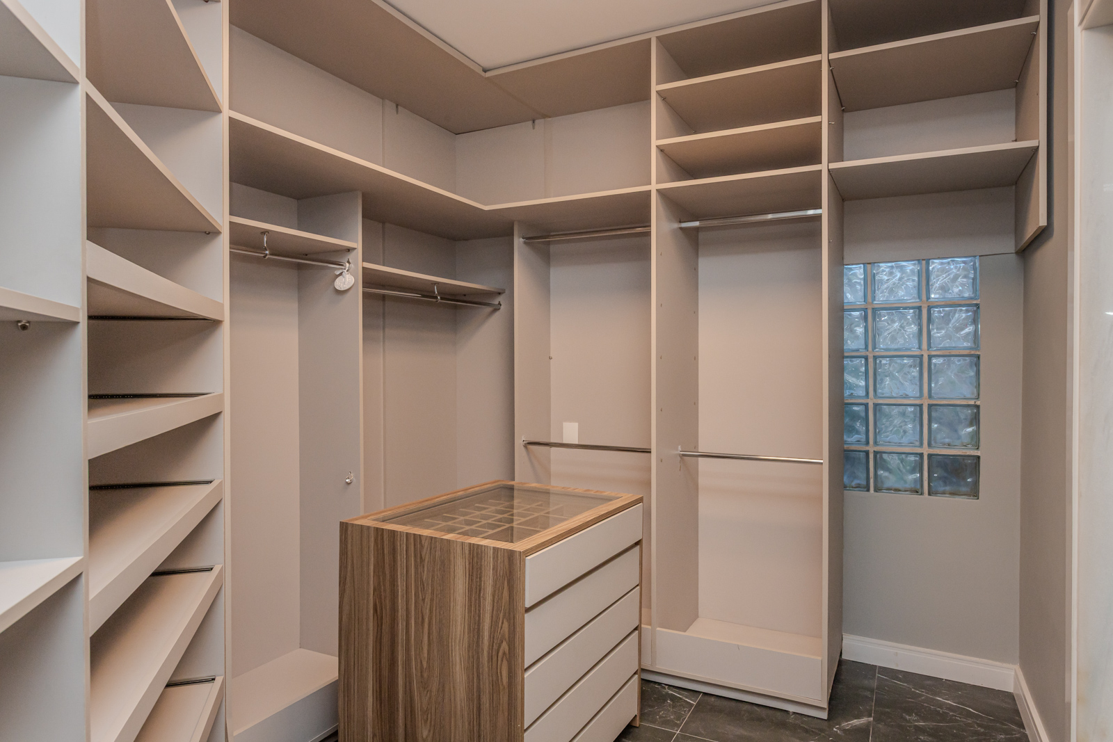 Casa em Condomínio à venda com 197m², 3 quartos, 1 suíte, 4 vagas no bairro Terra Ville em Porto Alegre - Foto 29