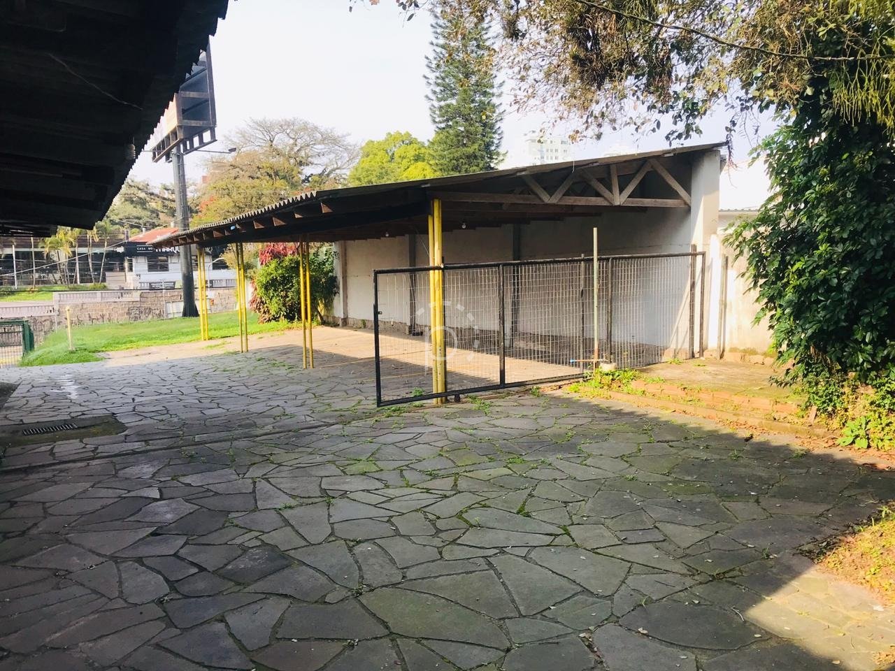 Terreno à venda com 700m², 10 vagas no bairro Tristeza em Porto Alegre