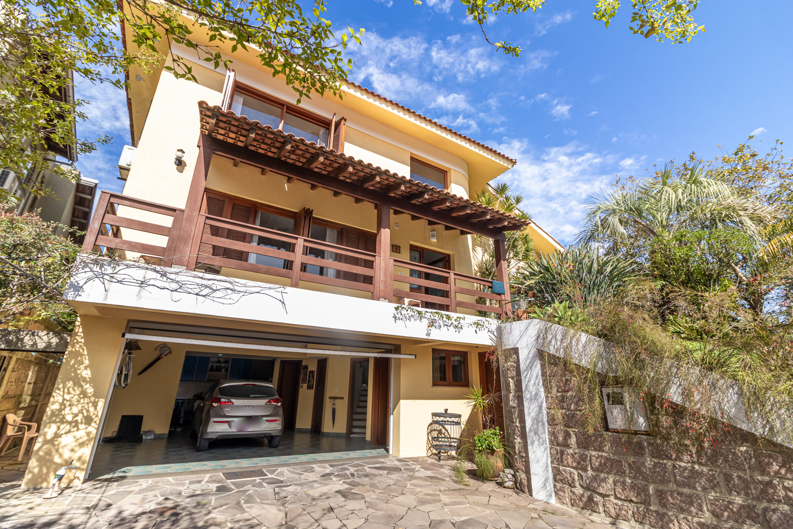 Casa em Condomínio à venda com 389m², 3 quartos, 2 suítes, 4 vagas no bairro Vila Nova em Porto Alegre