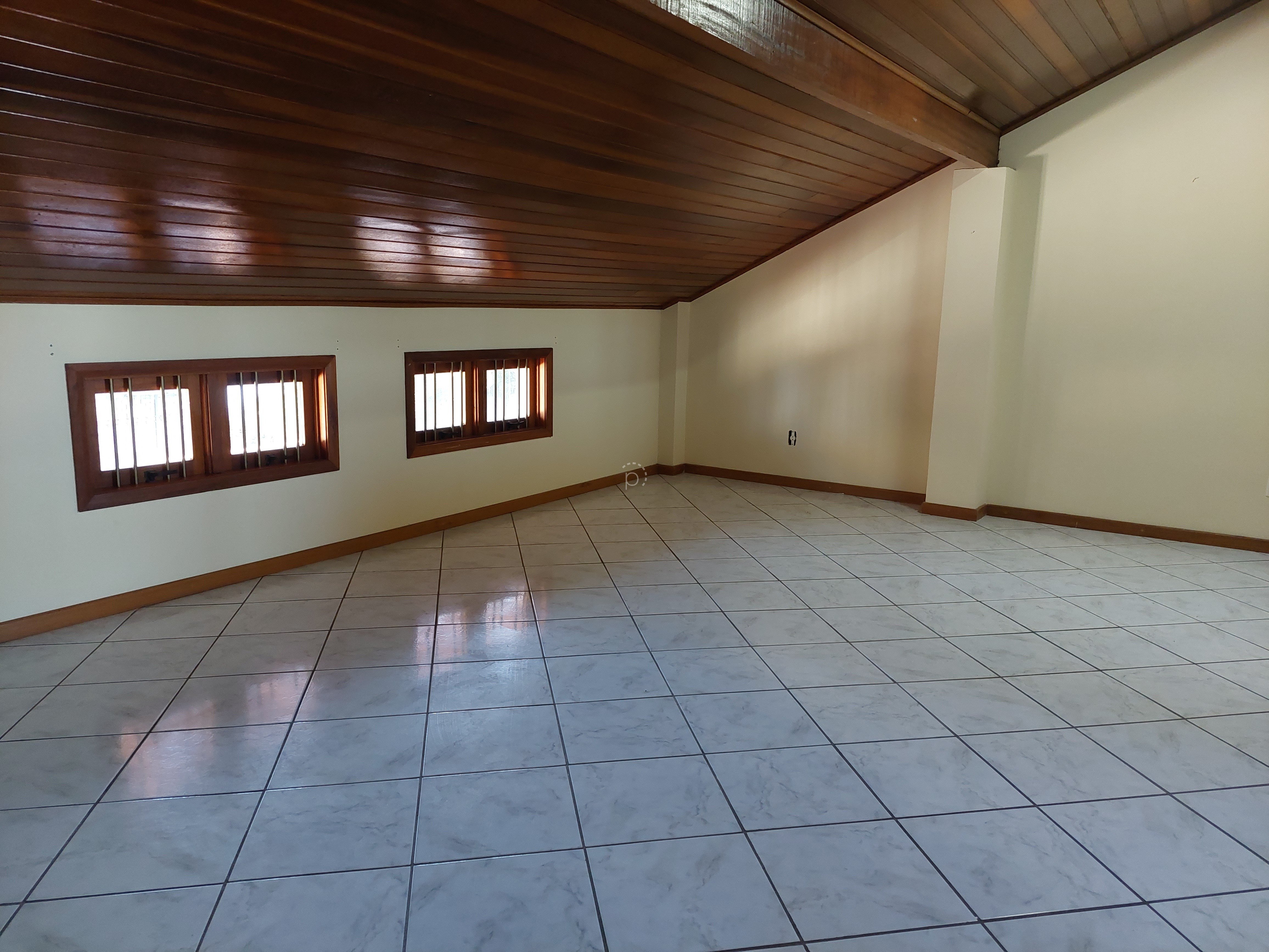 Casa à venda com 320m², 3 quartos, 1 suíte, 3 vagas no bairro Ipanema em Porto Alegre - Foto 4