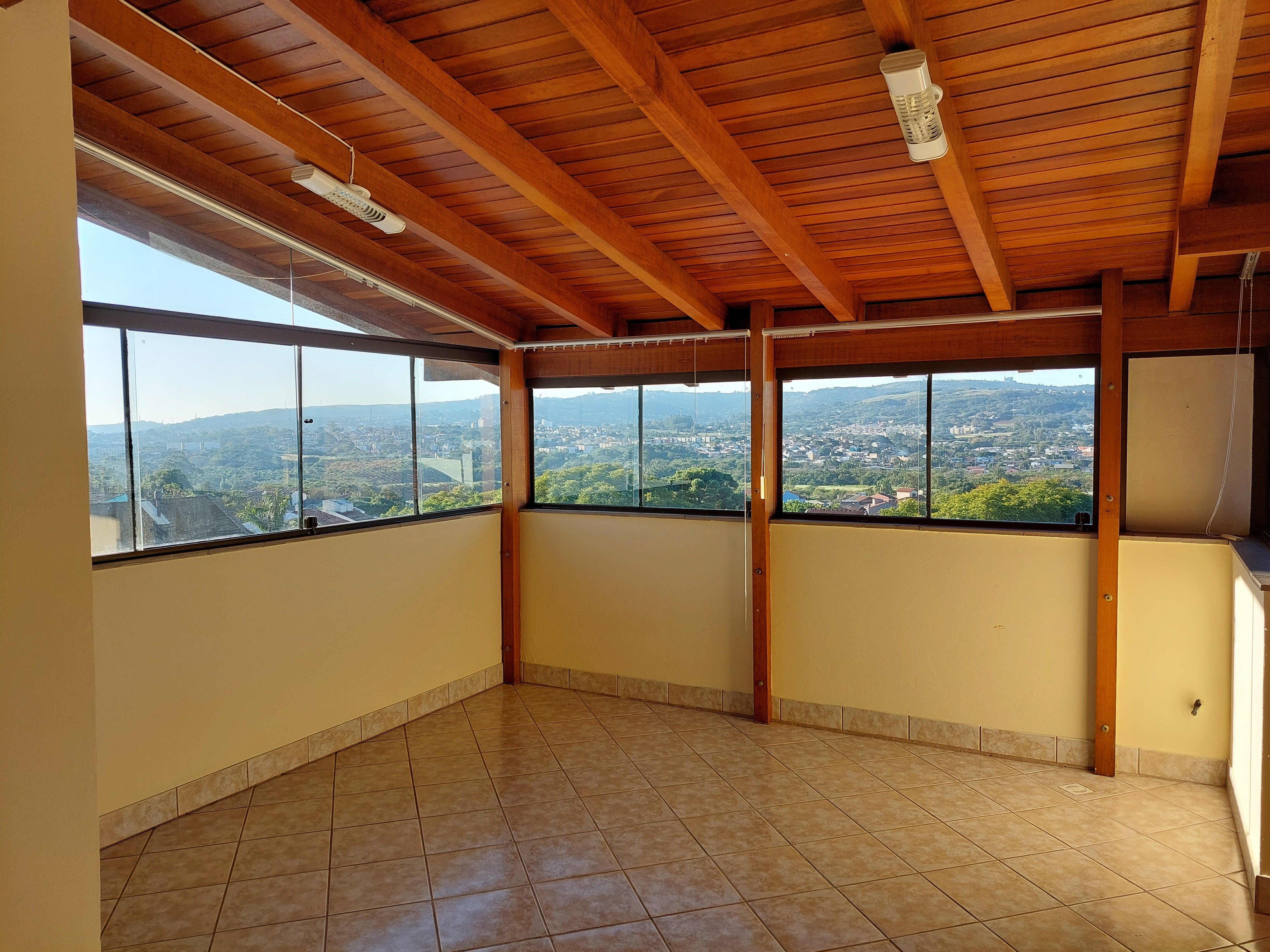 Casa à venda com 320m², 3 quartos, 1 suíte, 3 vagas no bairro Ipanema em Porto Alegre - Foto 5