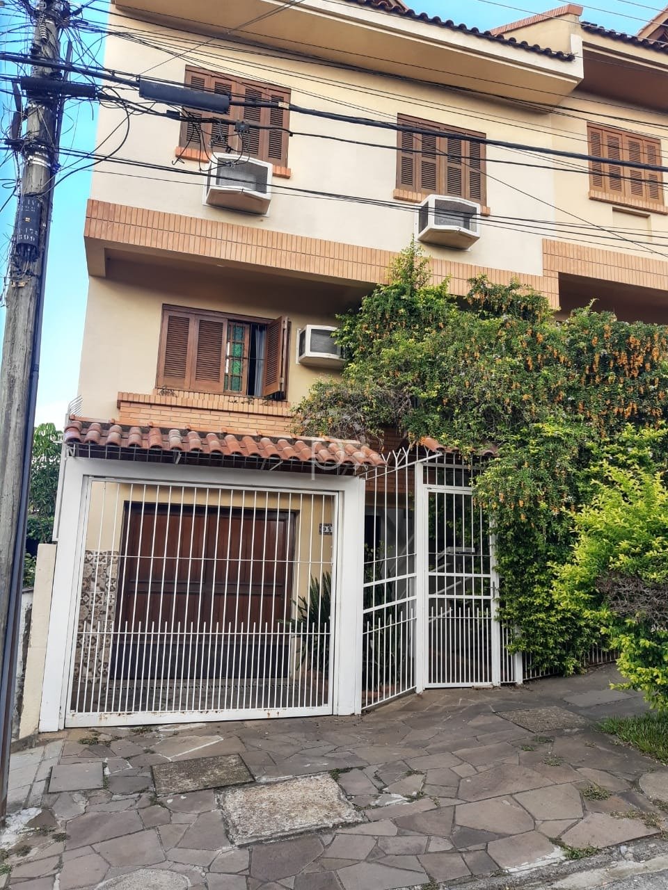 Casa à venda com 200m², 3 quartos, 1 suíte, 2 vagas no bairro Camaquã em Porto Alegre