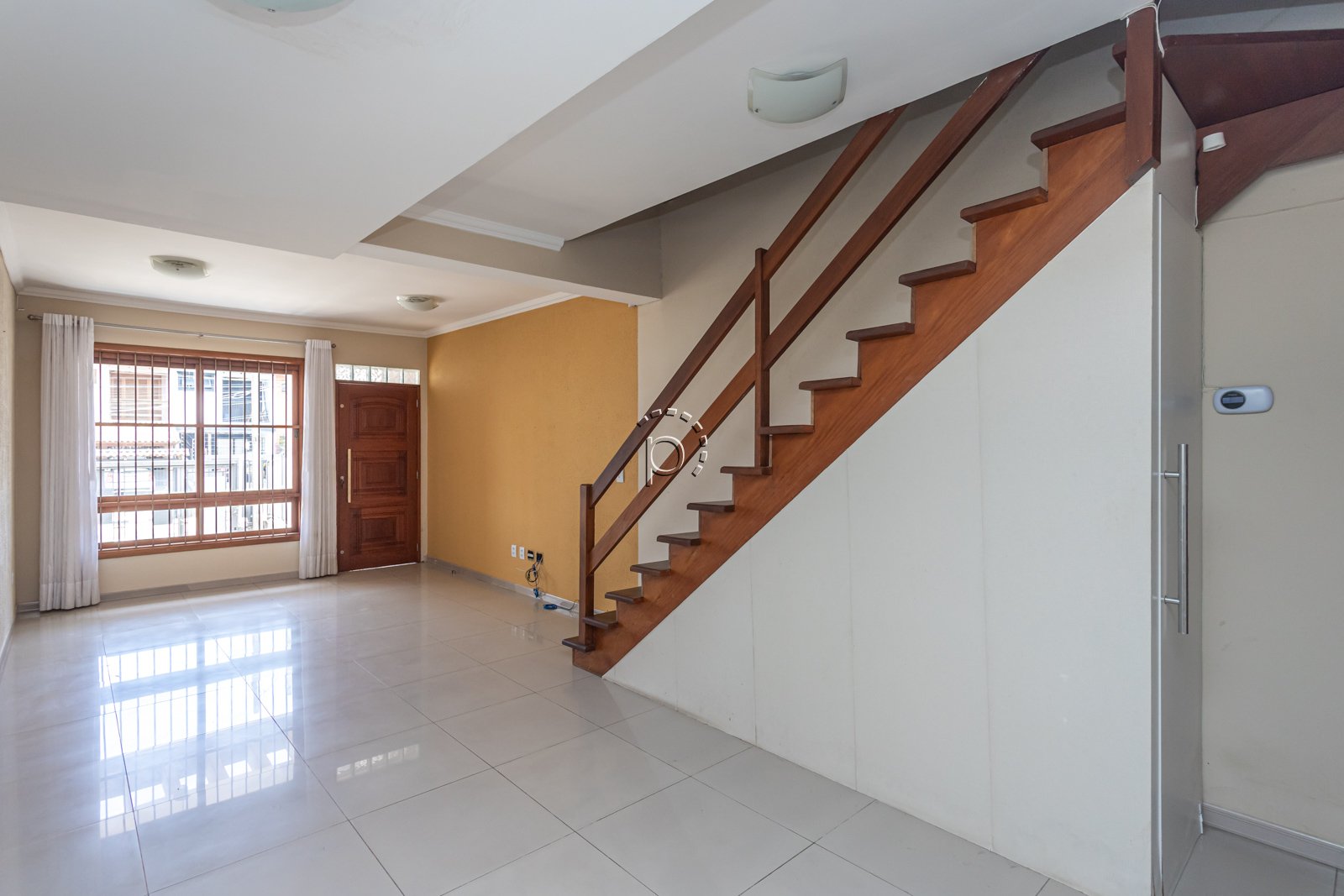 Casa à venda com 136m², 3 quartos, 3 suítes, 1 vaga no bairro Guarujá em Porto Alegre