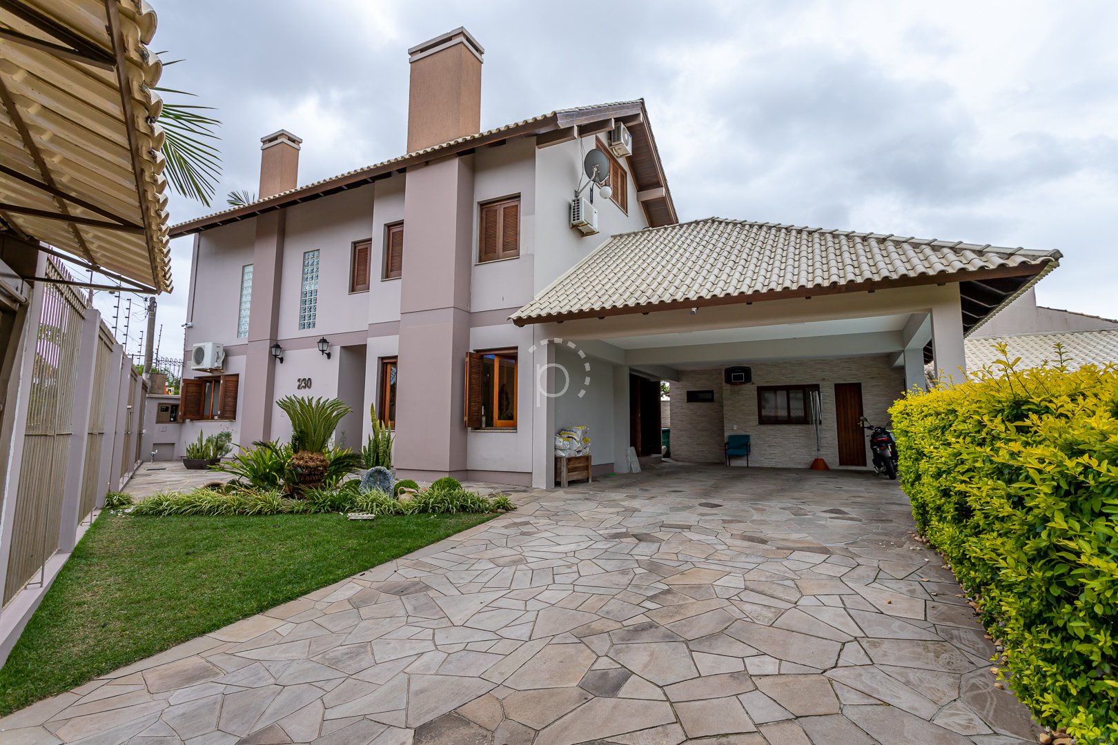 Casa à venda com 296m², 3 quartos, 1 suíte, 4 vagas no bairro Espirito Santo em Porto Alegre