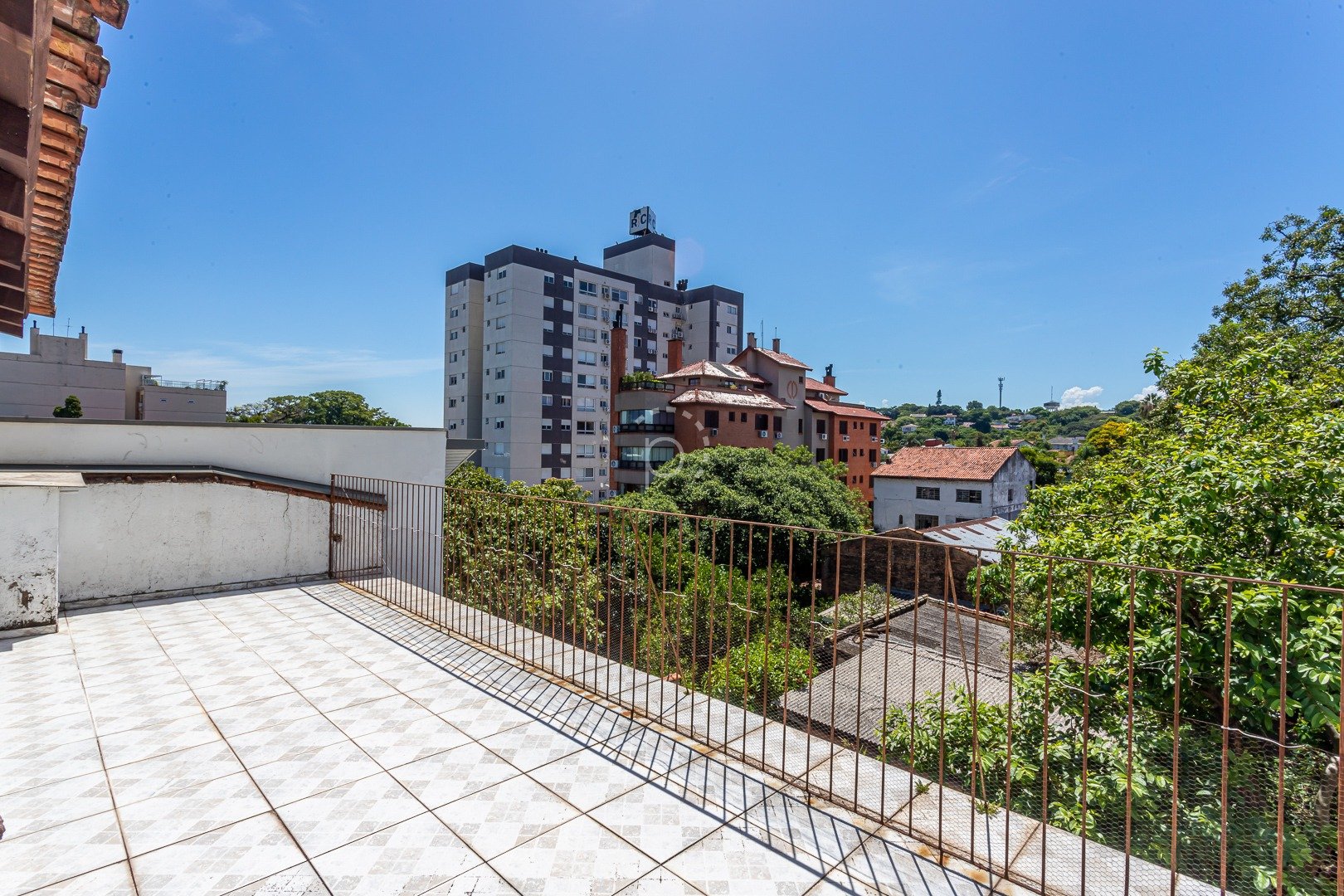Casa à venda com 313m², 3 quartos, 1 suíte, 5 vagas no bairro Tristeza em Porto Alegre - Foto 22