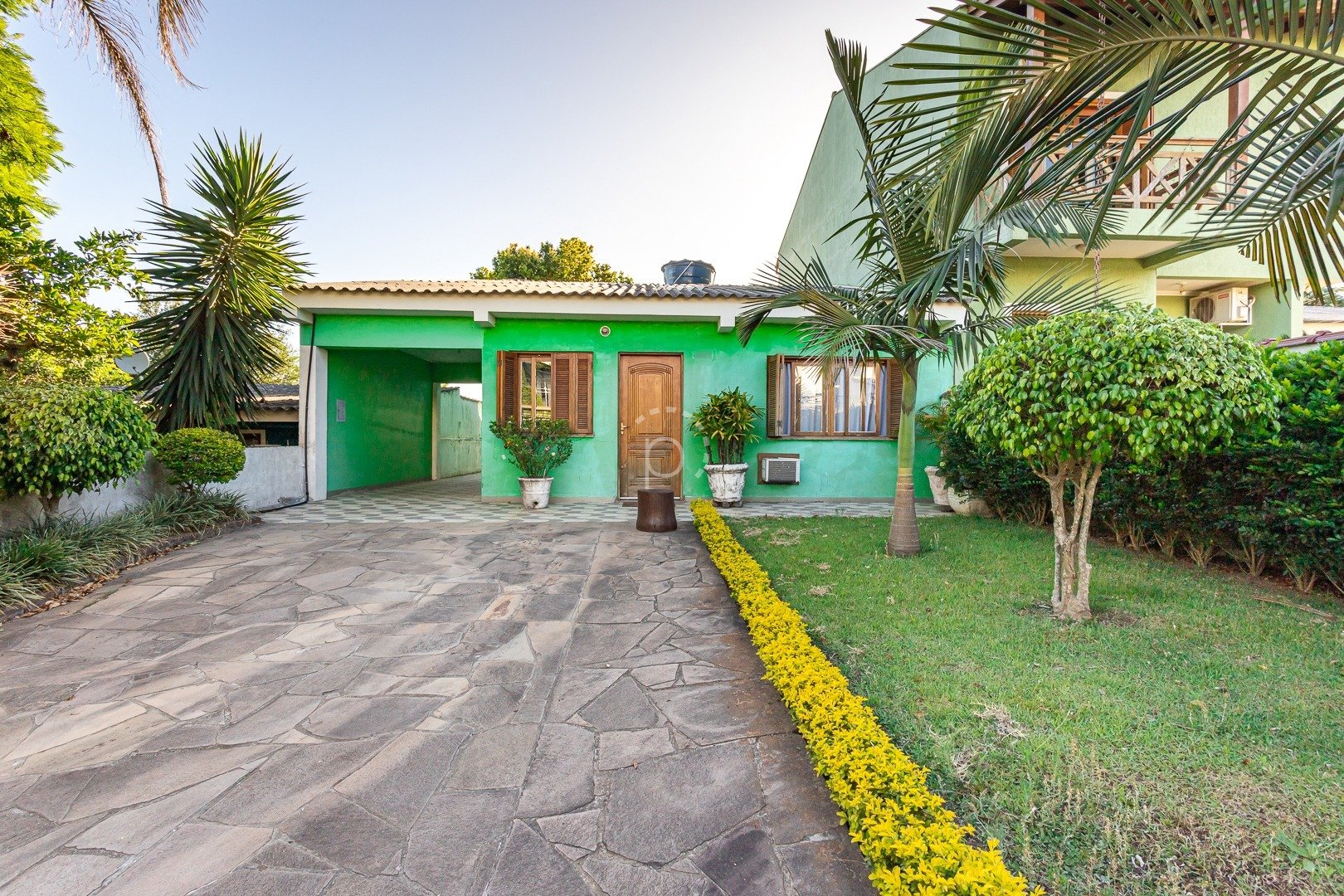 Casa à venda com 150m², 4 quartos, 1 suíte, 3 vagas no bairro Hípica em Porto Alegre