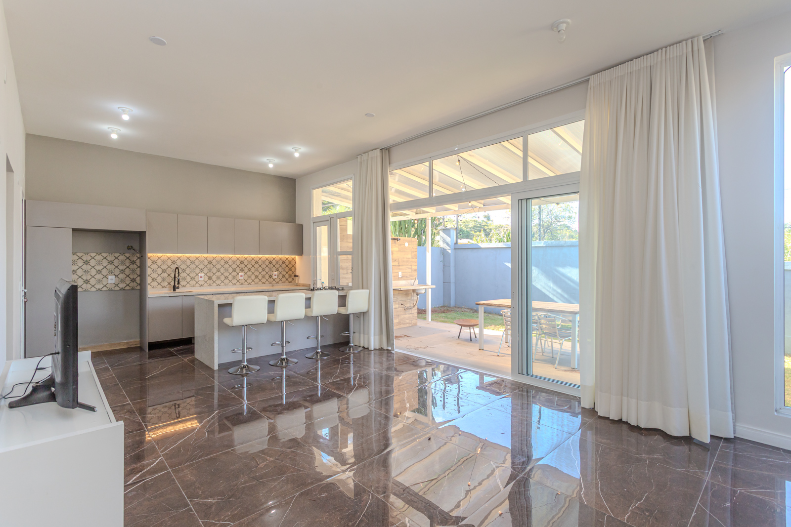 Casa em Condomínio à venda com 153m², 3 quartos, 3 suítes, 2 vagas no bairro Hípica em Porto Alegre - Foto 2