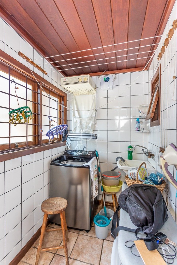 Casa à venda com 328m², 3 quartos, 1 suíte, 2 vagas no bairro Guarujá em Porto Alegre - Foto 21