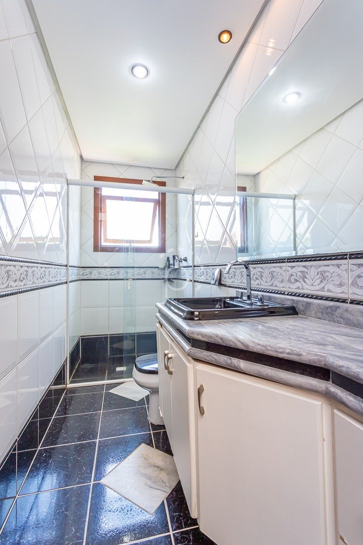 Casa à venda com 328m², 3 quartos, 1 suíte, 2 vagas no bairro Guarujá em Porto Alegre - Foto 37