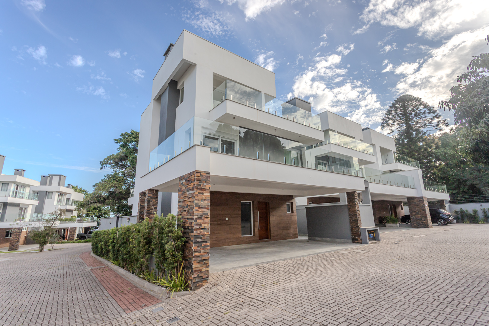 Casa em Condomínio à venda com 300m², 3 quartos, 3 suítes no bairro Pedra Redonda em Porto Alegre
