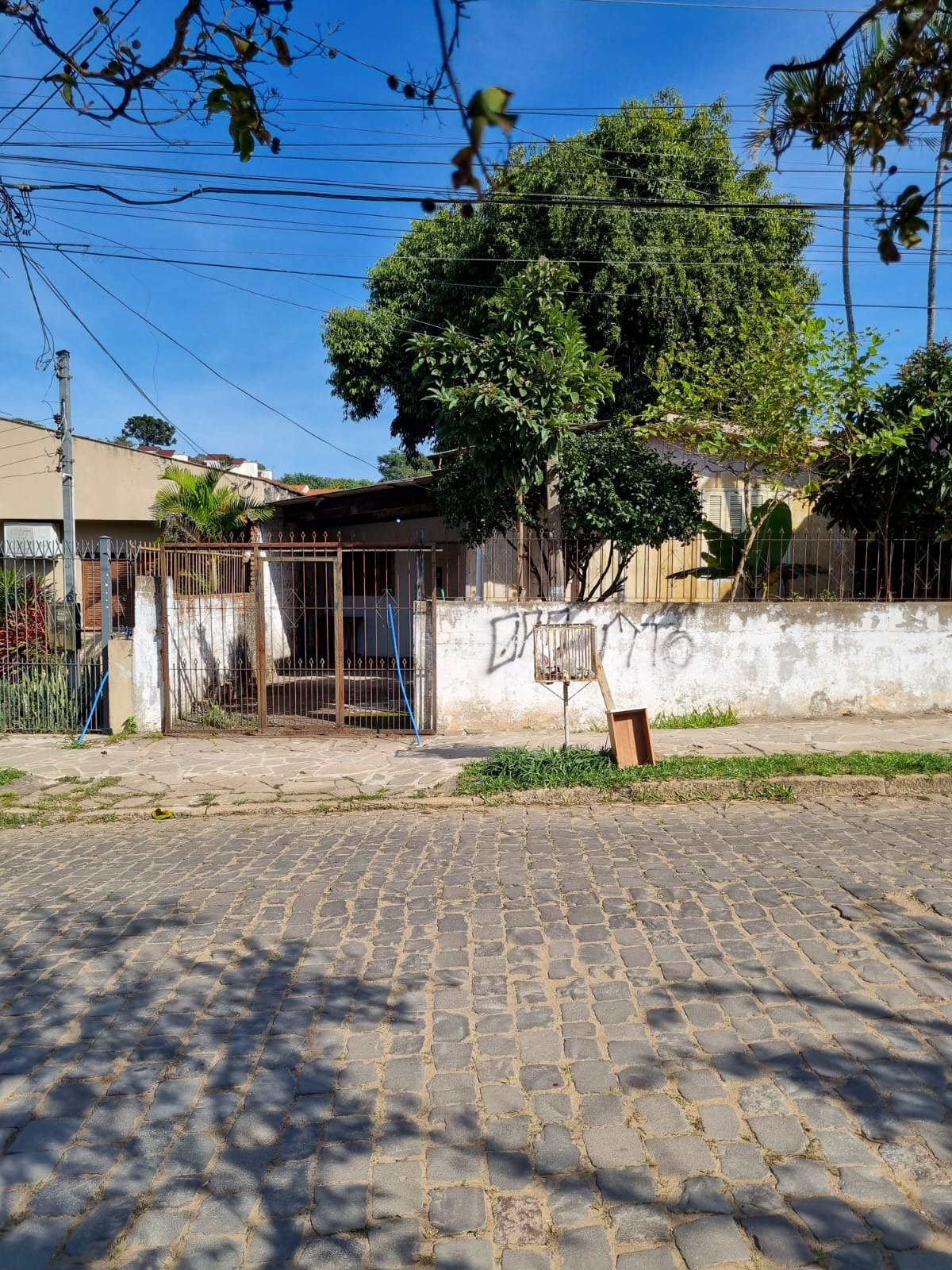 Terreno à venda com 326m² no bairro Camaquã em Porto Alegre
