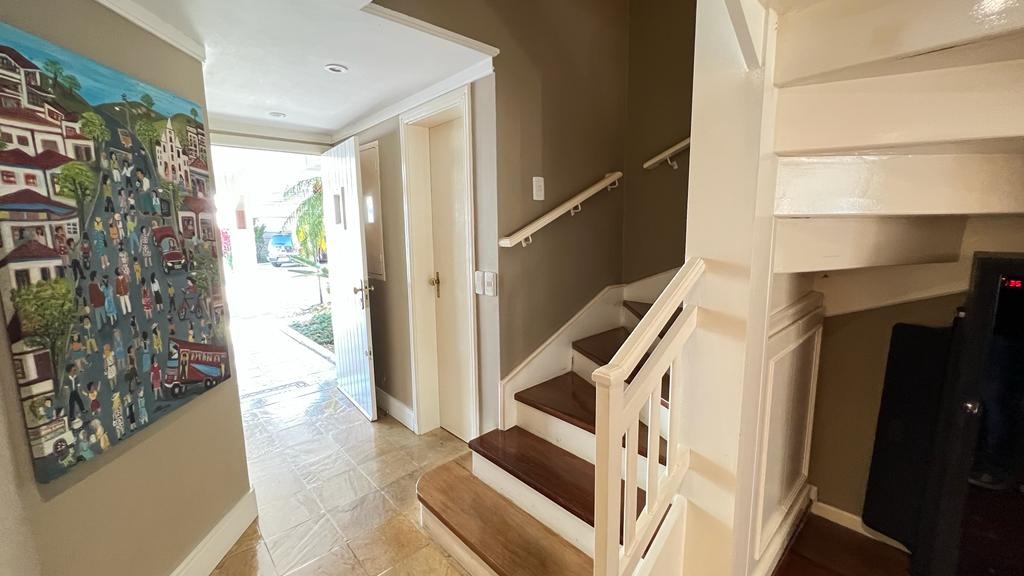 Casa em Condomínio à venda com 191m², 3 quartos, 1 suíte, 2 vagas no bairro Pedra Redonda em Porto Alegre - Foto 2