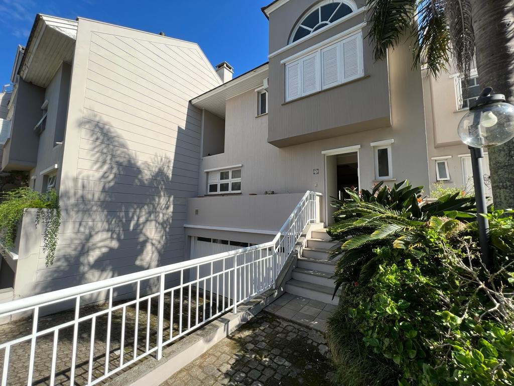 Casa em Condomínio à venda com 205m², 3 quartos, 2 vagas no bairro Pedra Redonda em Porto Alegre