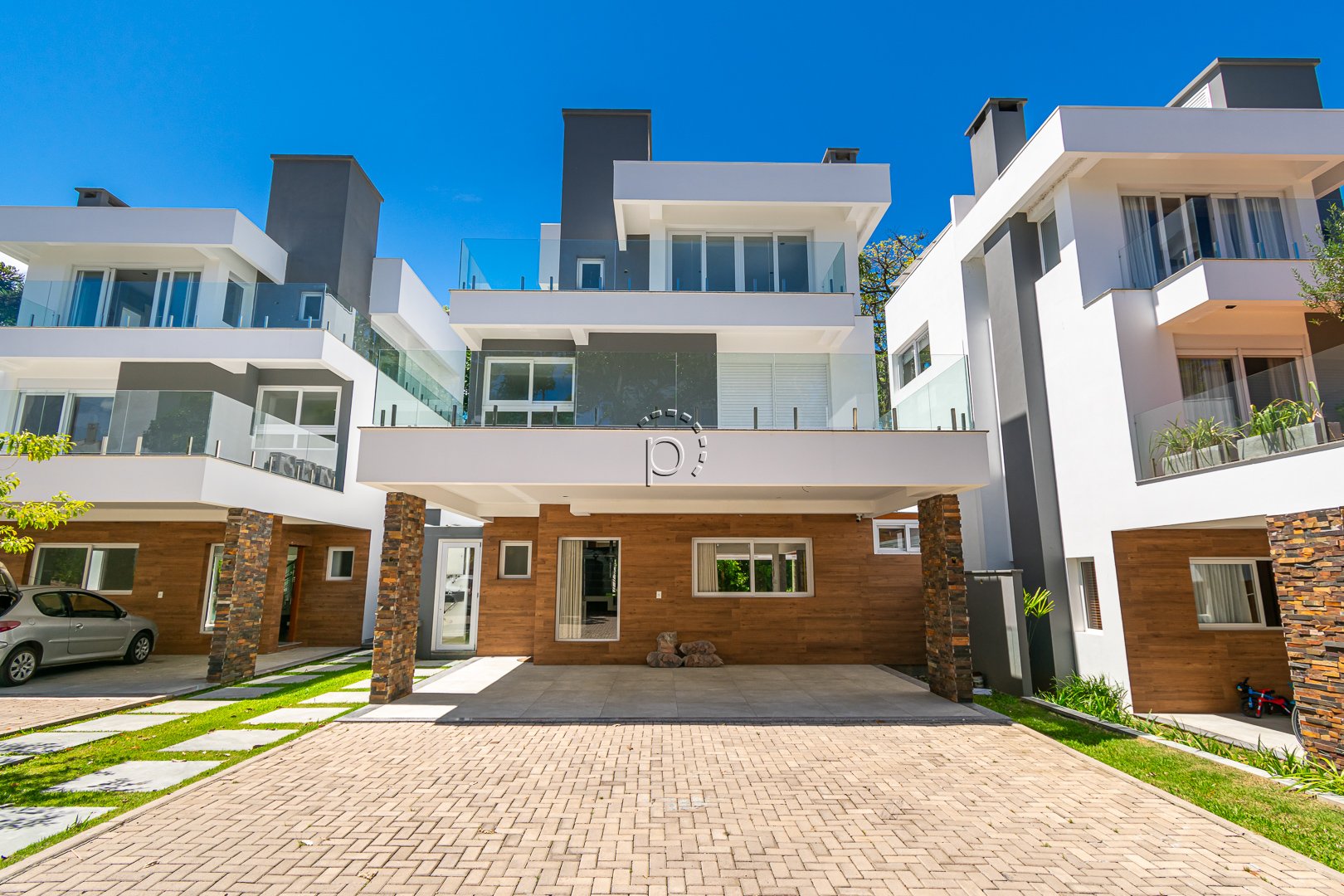 Casa em Condomínio à venda com 300m², 4 quartos, 4 suítes, 2 vagas no bairro Pedra Redonda em Porto Alegre