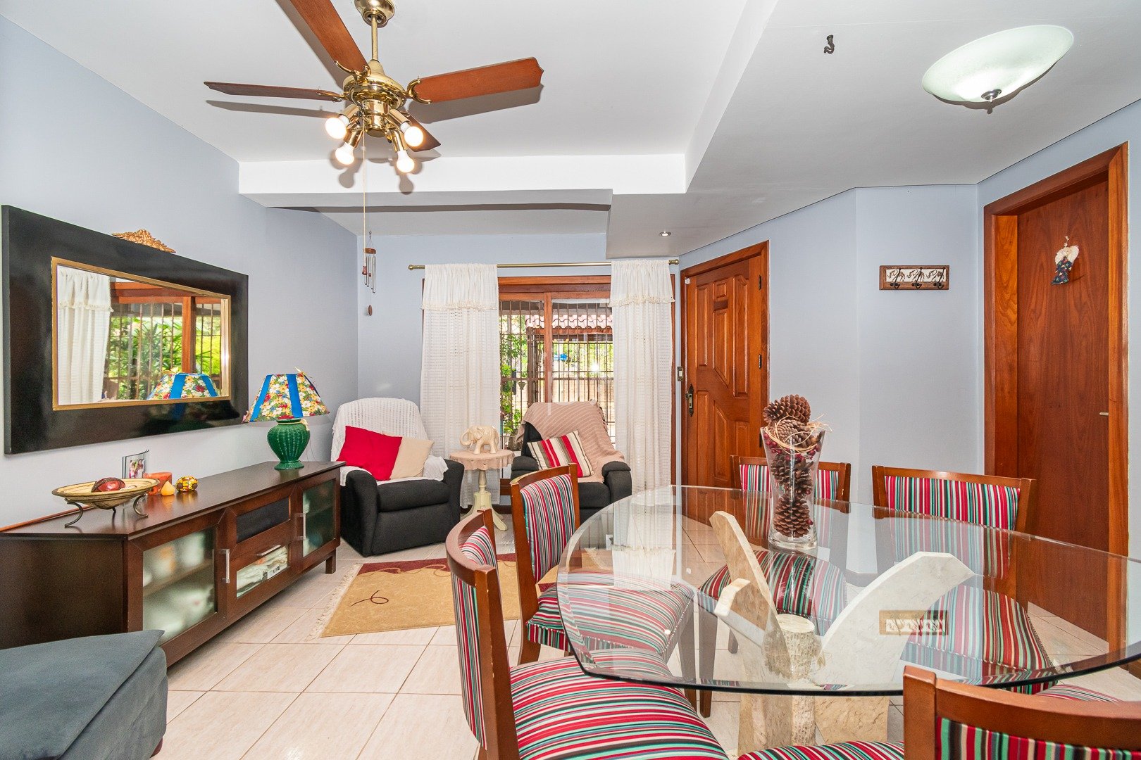 Casa à venda com 136m², 3 quartos, 1 suíte, 2 vagas no bairro Guarujá em Porto Alegre