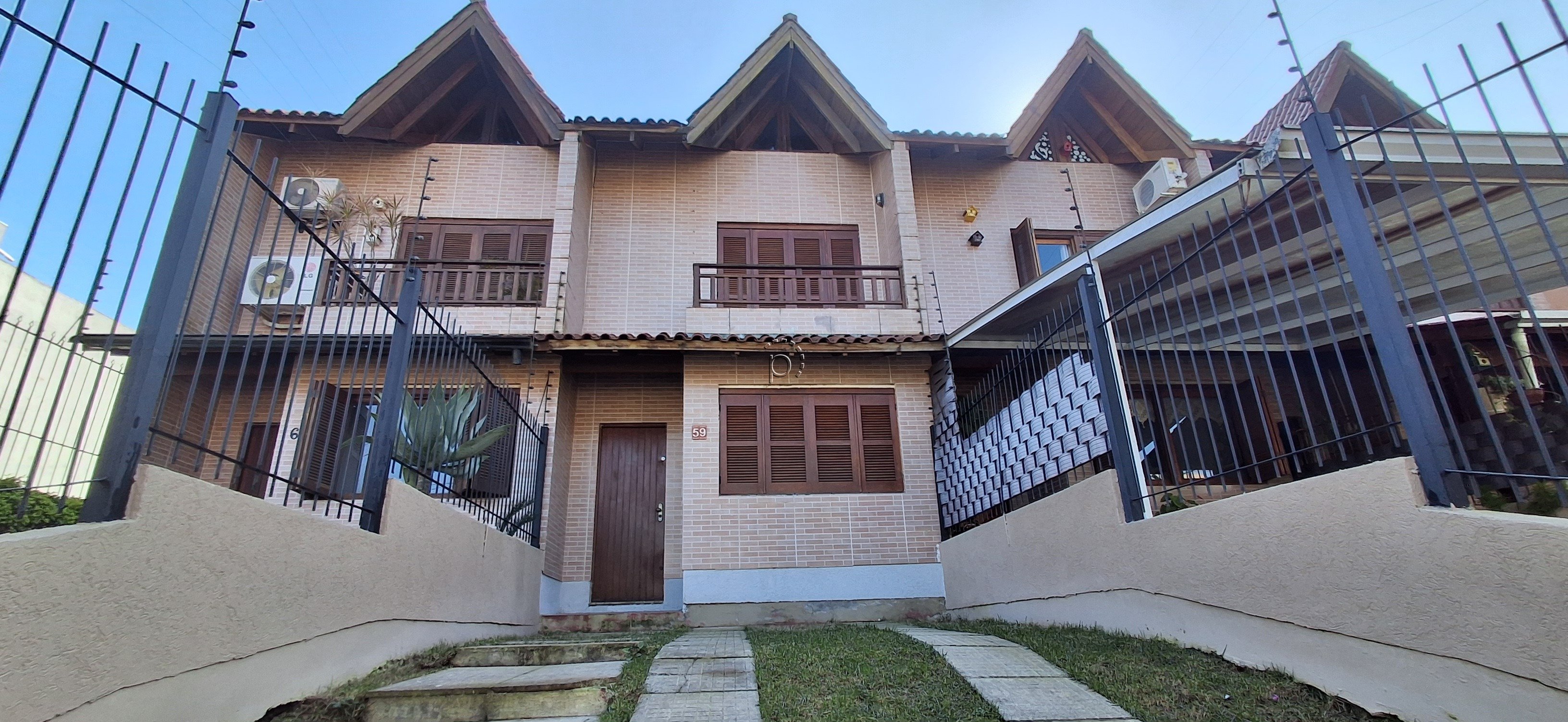 Casa à venda com 110m², 3 quartos, 3 suítes, 2 vagas no bairro Guarujá em Porto Alegre