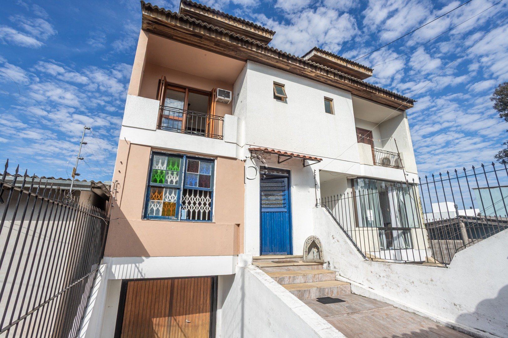Casa à venda com 196m², 4 quartos, 2 suítes, 3 vagas no bairro Espirito Santo em Porto Alegre