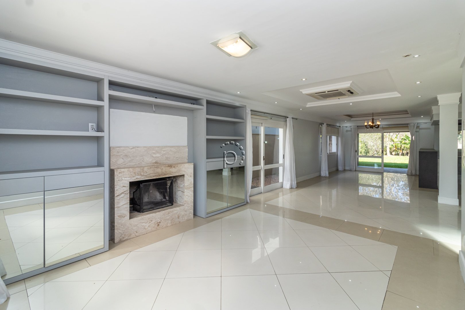 Casa em Condomínio para alugar com 250m², 3 quartos, 1 suíte, 4 vagas no bairro Terra Ville em Porto Alegre