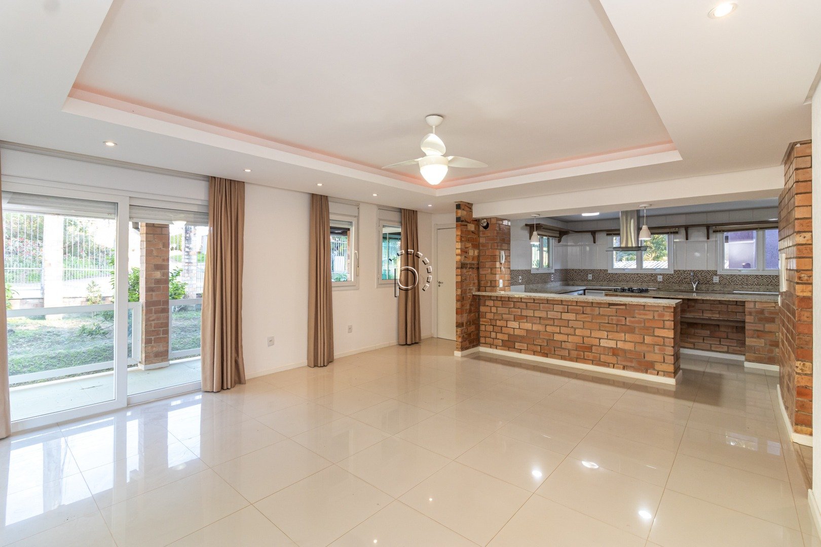 Casa para alugar com 308m², 2 quartos, 1 suíte no bairro Hípica em Porto Alegre - Foto 2