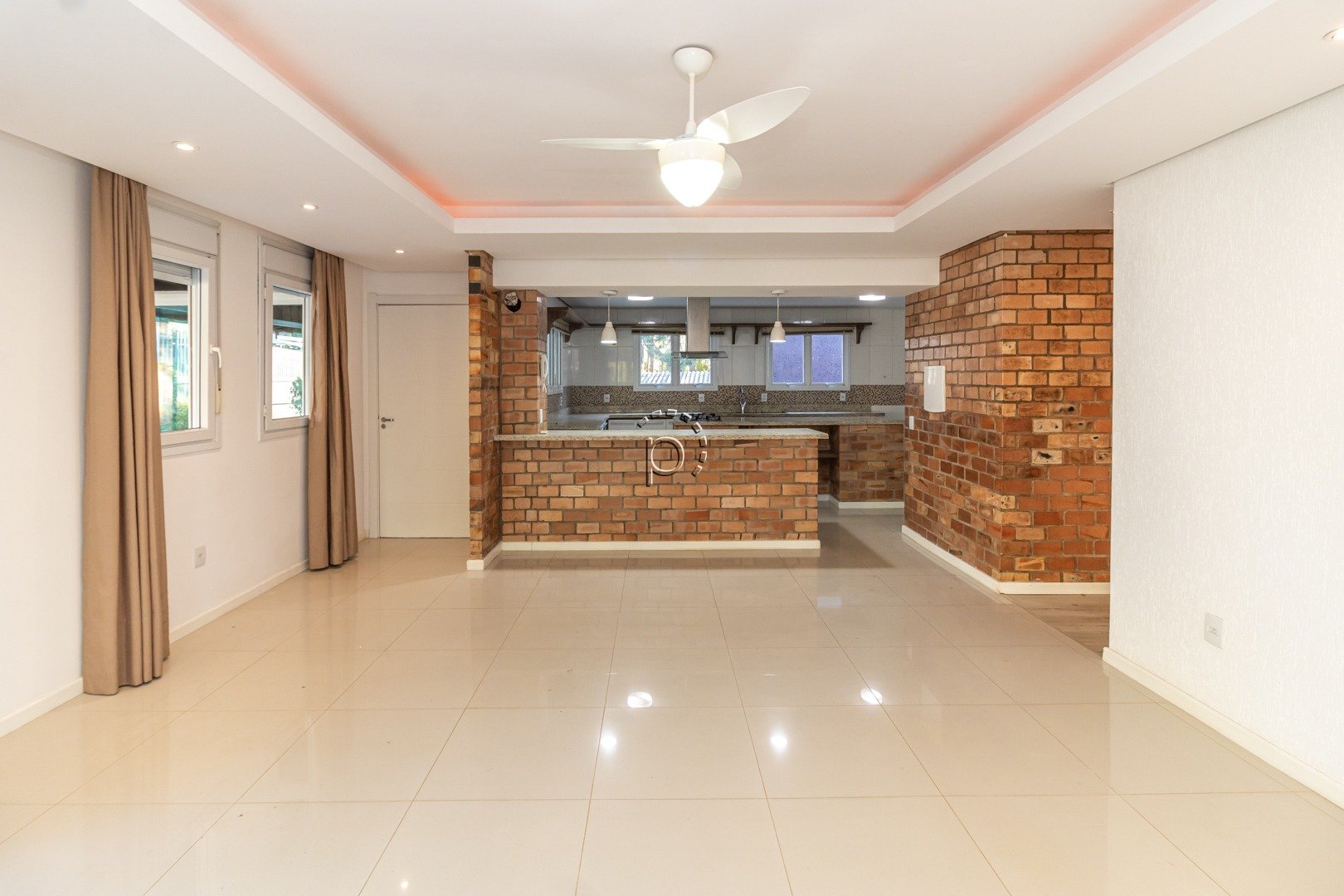 Casa para alugar com 308m², 2 quartos, 1 suíte no bairro Hípica em Porto Alegre - Foto 3