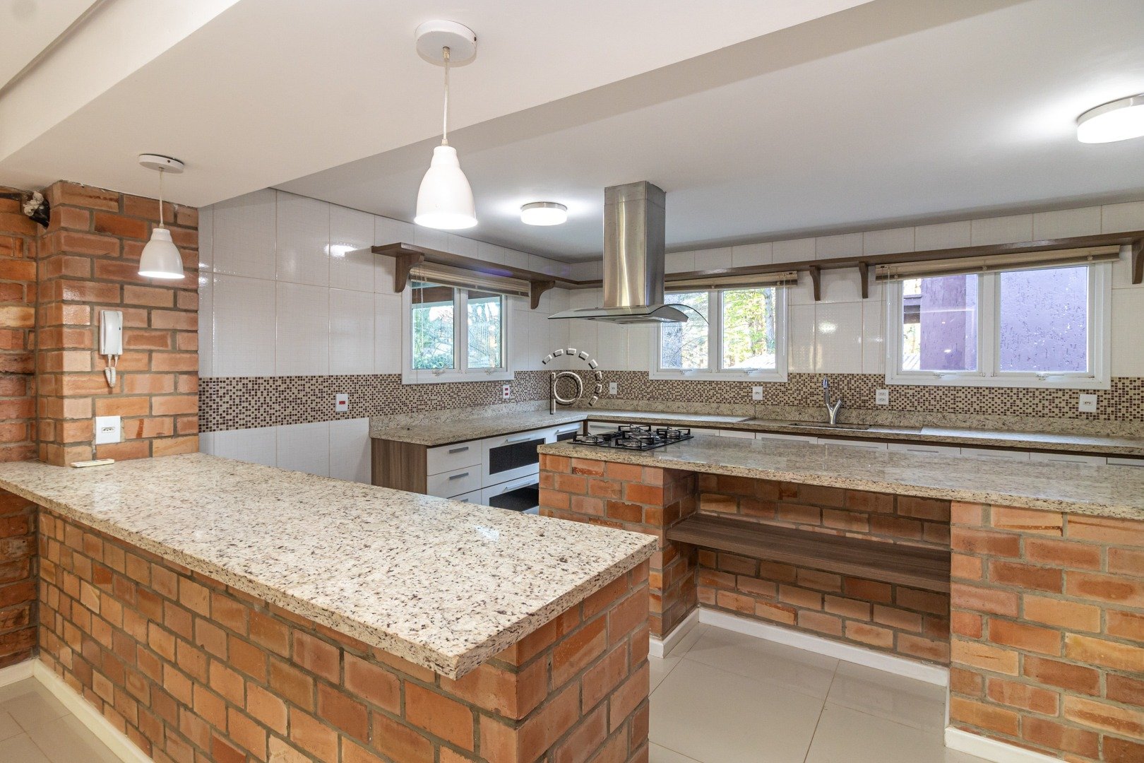 Casa para alugar com 308m², 2 quartos, 1 suíte no bairro Hípica em Porto Alegre