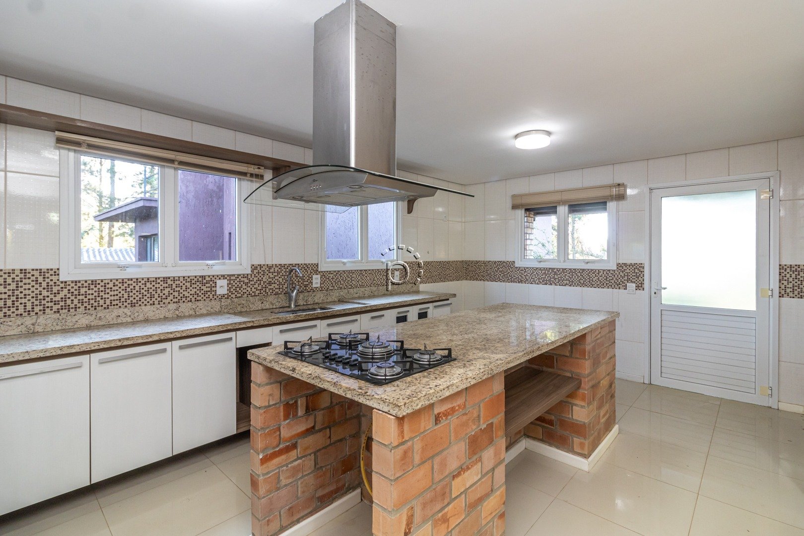 Casa para alugar com 308m², 2 quartos, 1 suíte no bairro Hípica em Porto Alegre - Foto 5