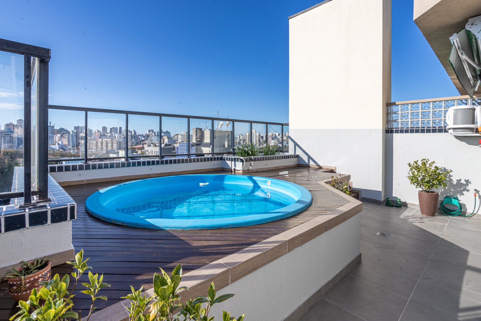 Cobertura à venda com 145m², 2 quartos, 1 suíte, 2 vagas no bairro Menino Deus em Porto Alegre