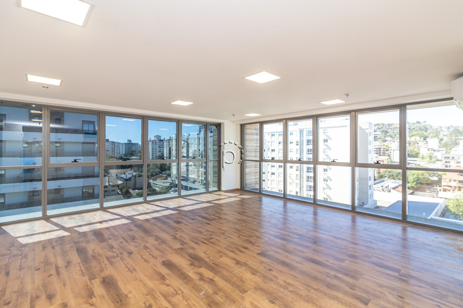 Sala para alugar com 52m², 1 vaga no bairro Tristeza em Porto Alegre