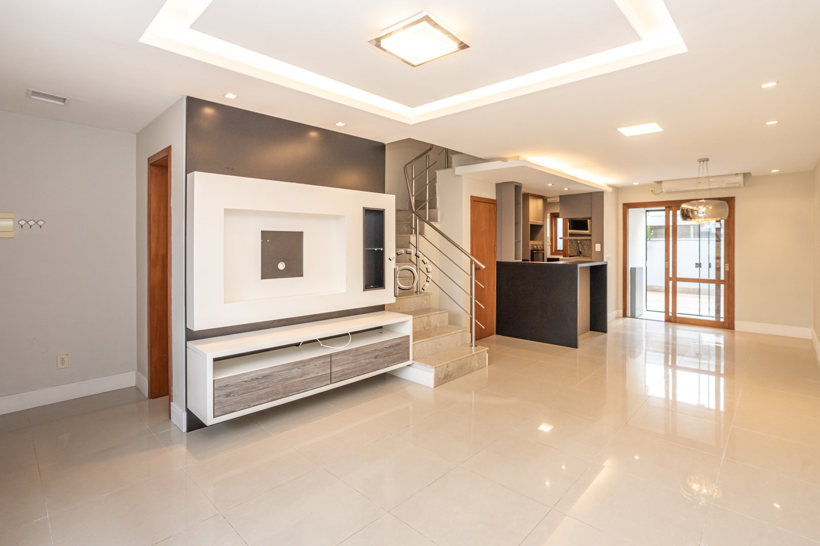 Casa à venda com 133m², 3 quartos, 1 suíte, 2 vagas no bairro Hípica em Porto Alegre