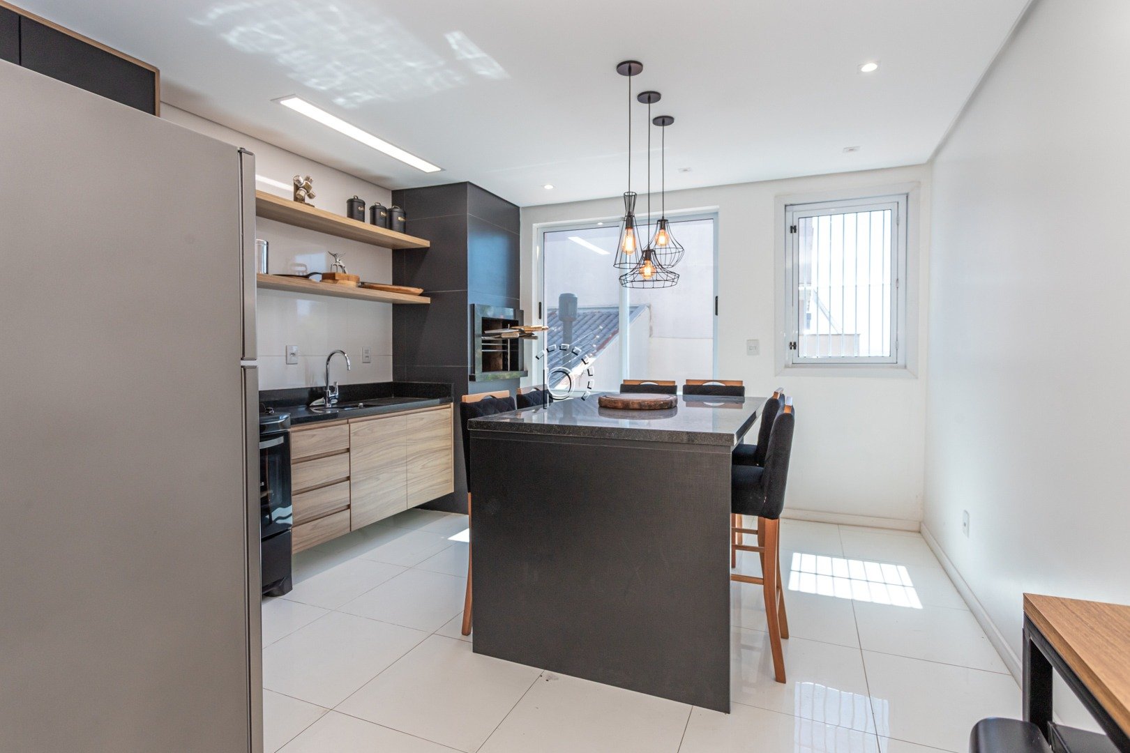 Casa para alugar com 180m², 3 quartos, 3 suítes, 3 vagas no bairro Guarujá em Porto Alegre - Foto 8