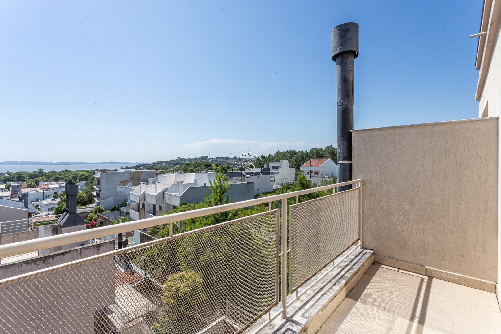 Casa para alugar com 180m², 3 quartos, 3 suítes, 3 vagas no bairro Guarujá em Porto Alegre - Foto 30