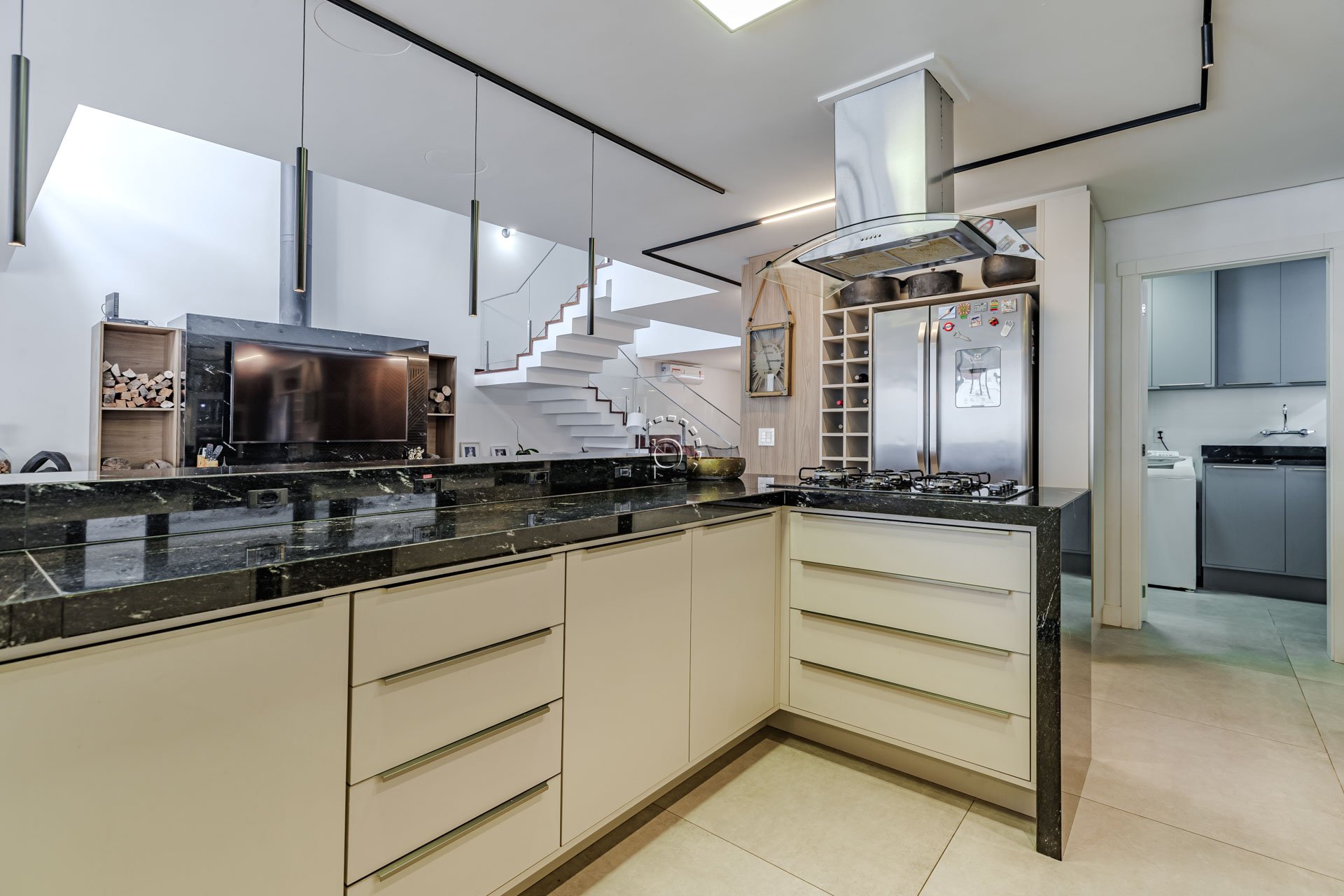 Casa à venda com 380m², 4 quartos, 4 suítes, 4 vagas no bairro Vila Assunção em Porto Alegre - Foto 9