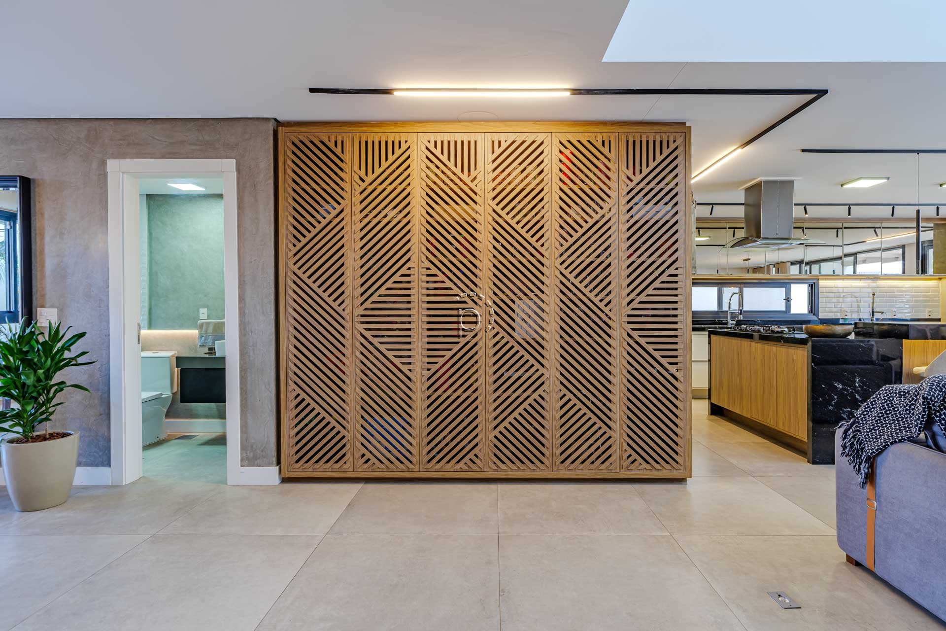 Casa à venda com 380m², 4 quartos, 4 suítes, 4 vagas no bairro Vila Assunção em Porto Alegre - Foto 4