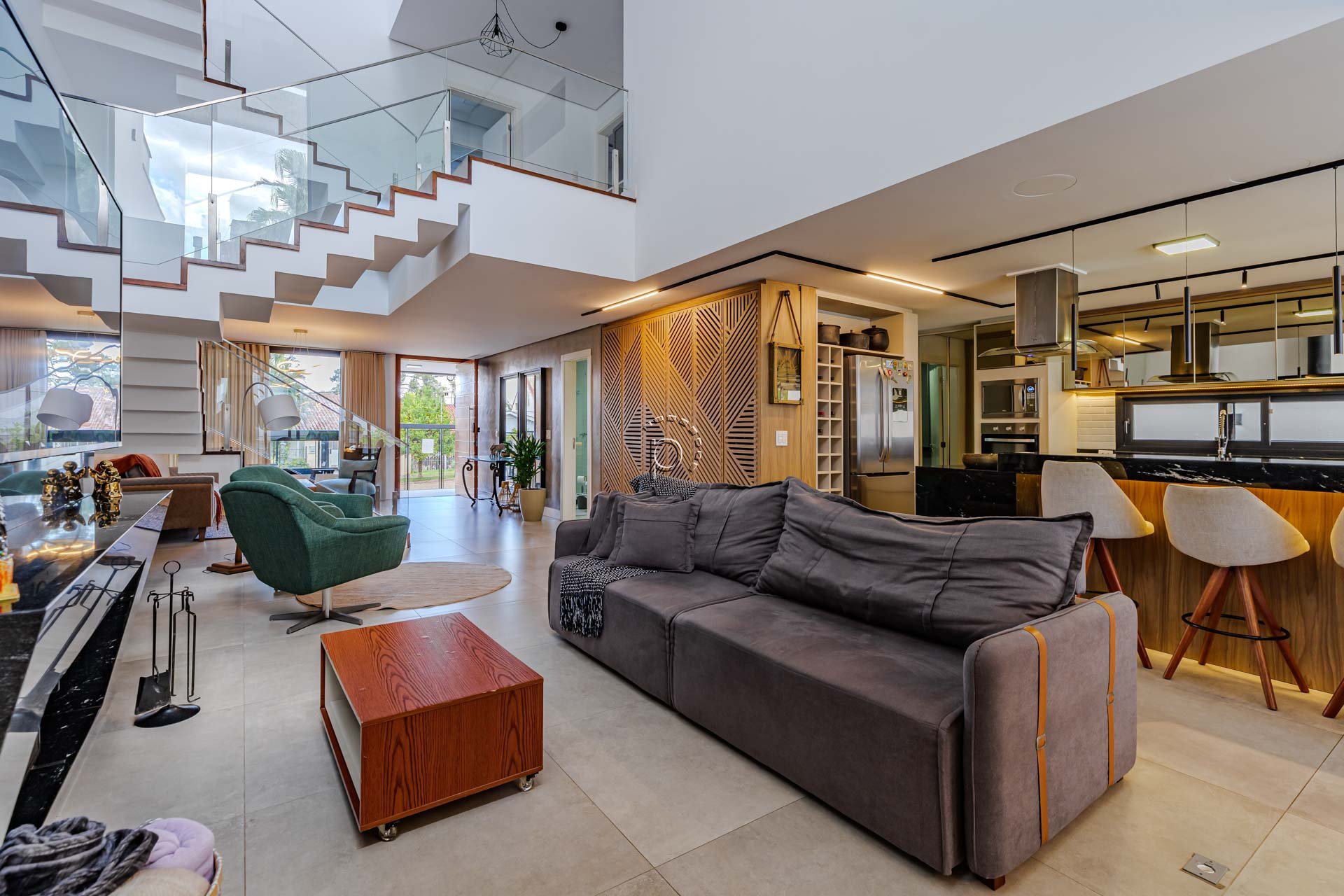 Casa à venda com 380m², 4 quartos, 4 suítes, 4 vagas no bairro Vila Assunção em Porto Alegre - Foto 2