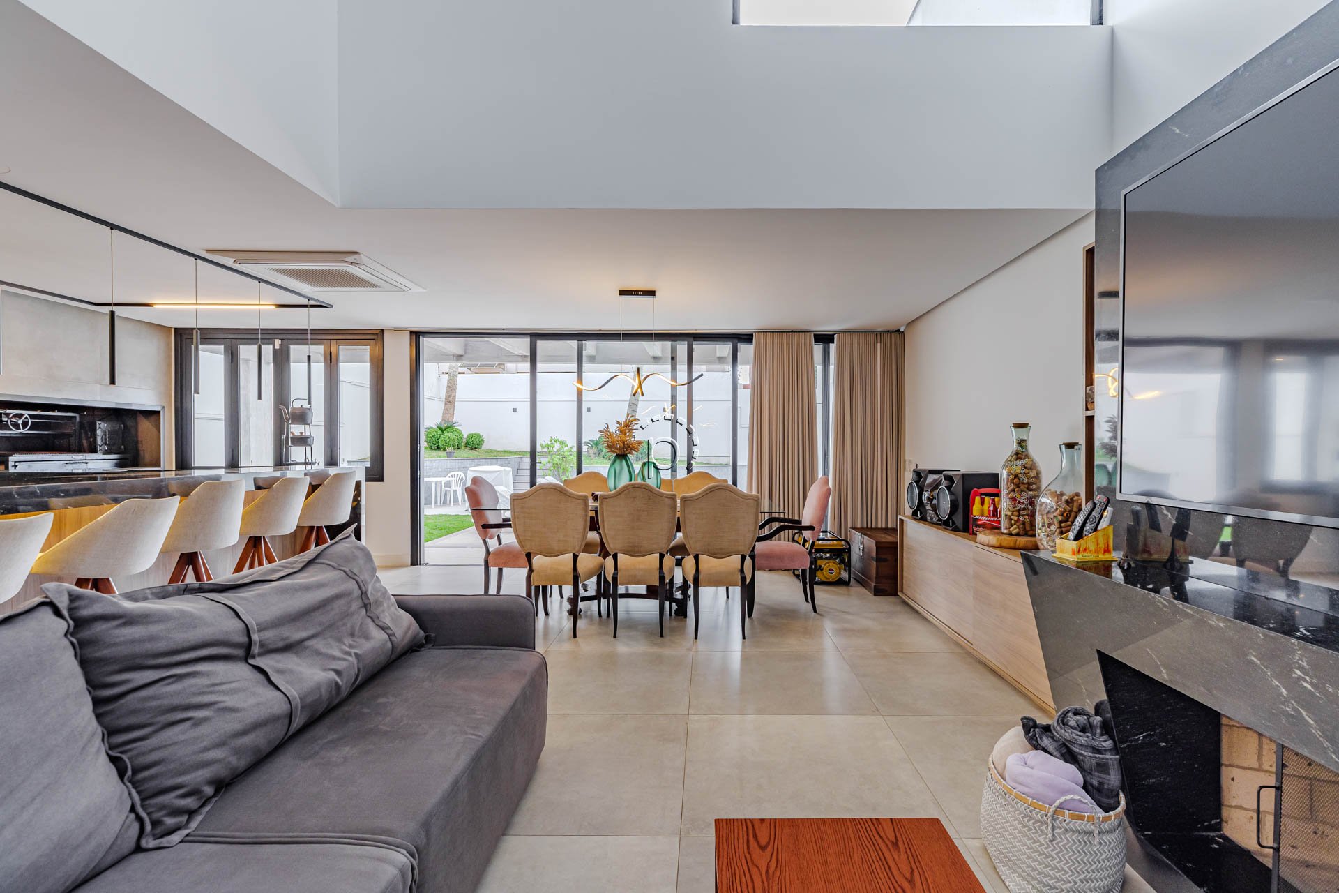 Casa à venda com 380m², 4 quartos, 4 suítes, 4 vagas no bairro Vila Assunção em Porto Alegre