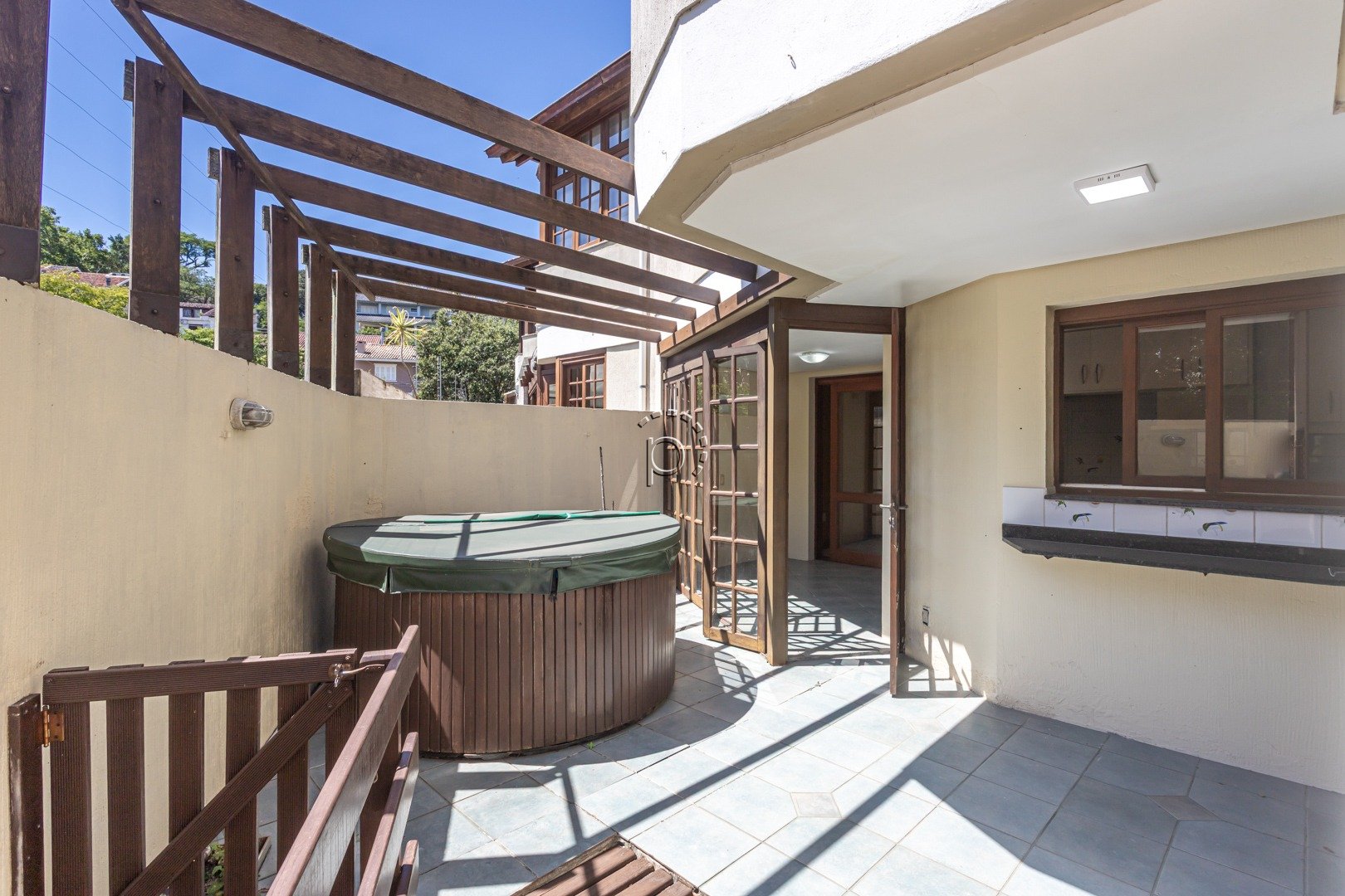 Casa em Condomínio para alugar com 318m², 4 quartos, 4 suítes, 4 vagas no bairro Tristeza em Porto Alegre - Foto 16