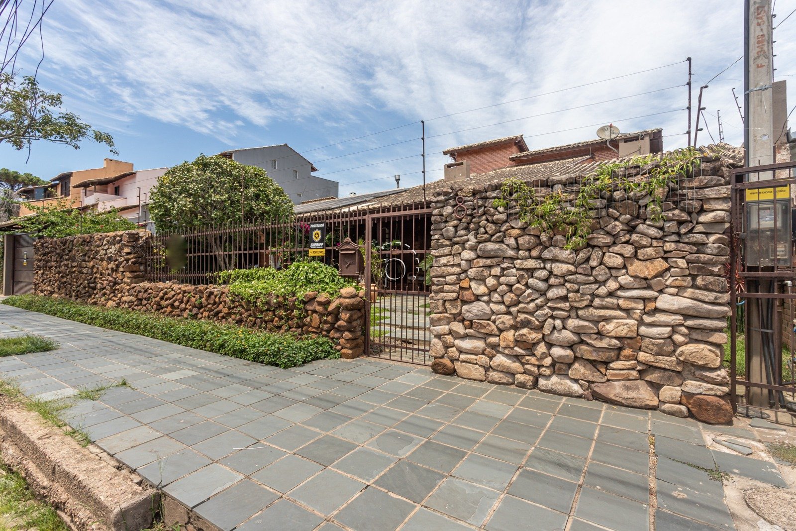 Casa à venda com 280m², 3 quartos, 2 suítes, 3 vagas no bairro Guarujá em Porto Alegre - Foto 2