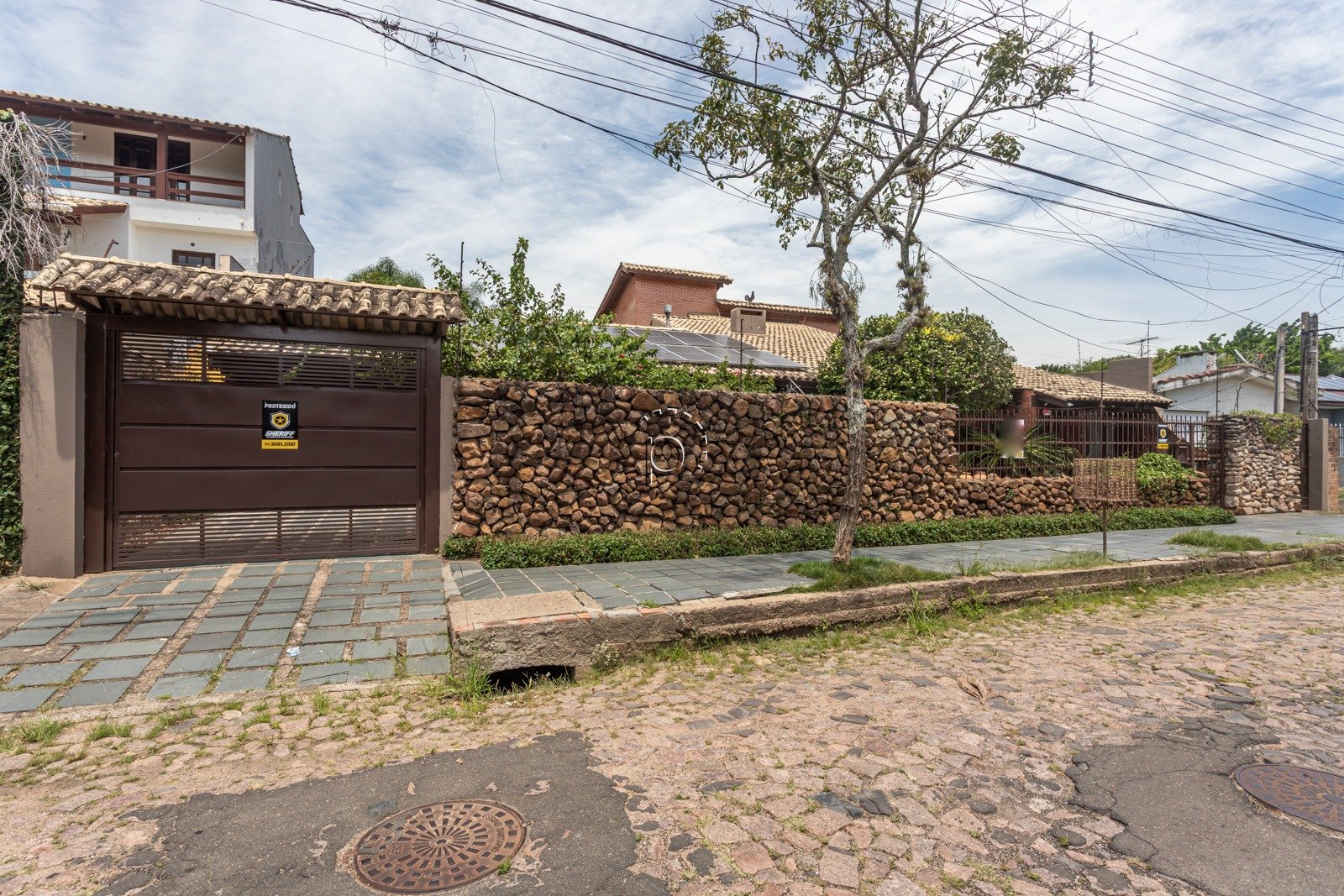 Casa à venda com 280m², 3 quartos, 2 suítes, 3 vagas no bairro Guarujá em Porto Alegre