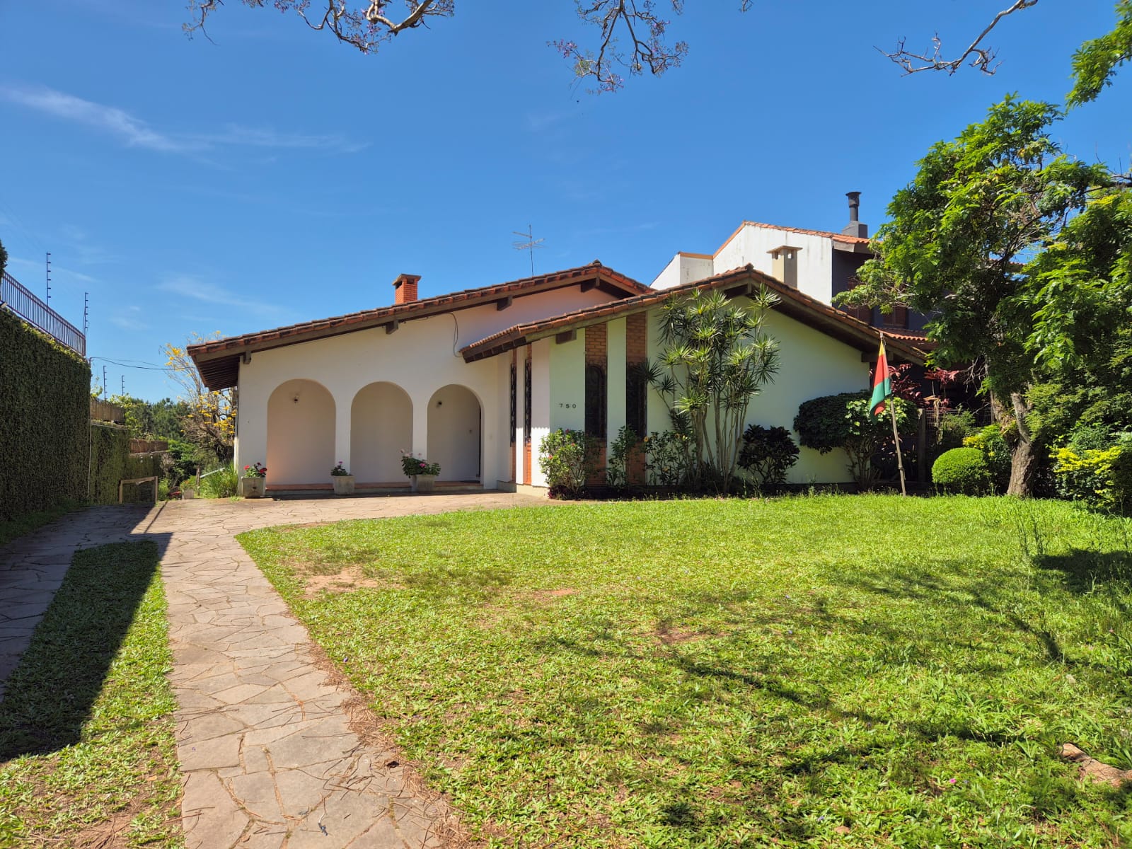 Casa à venda com 354m², 5 quartos, 1 suíte, 10 vagas no bairro Cristal em Porto Alegre