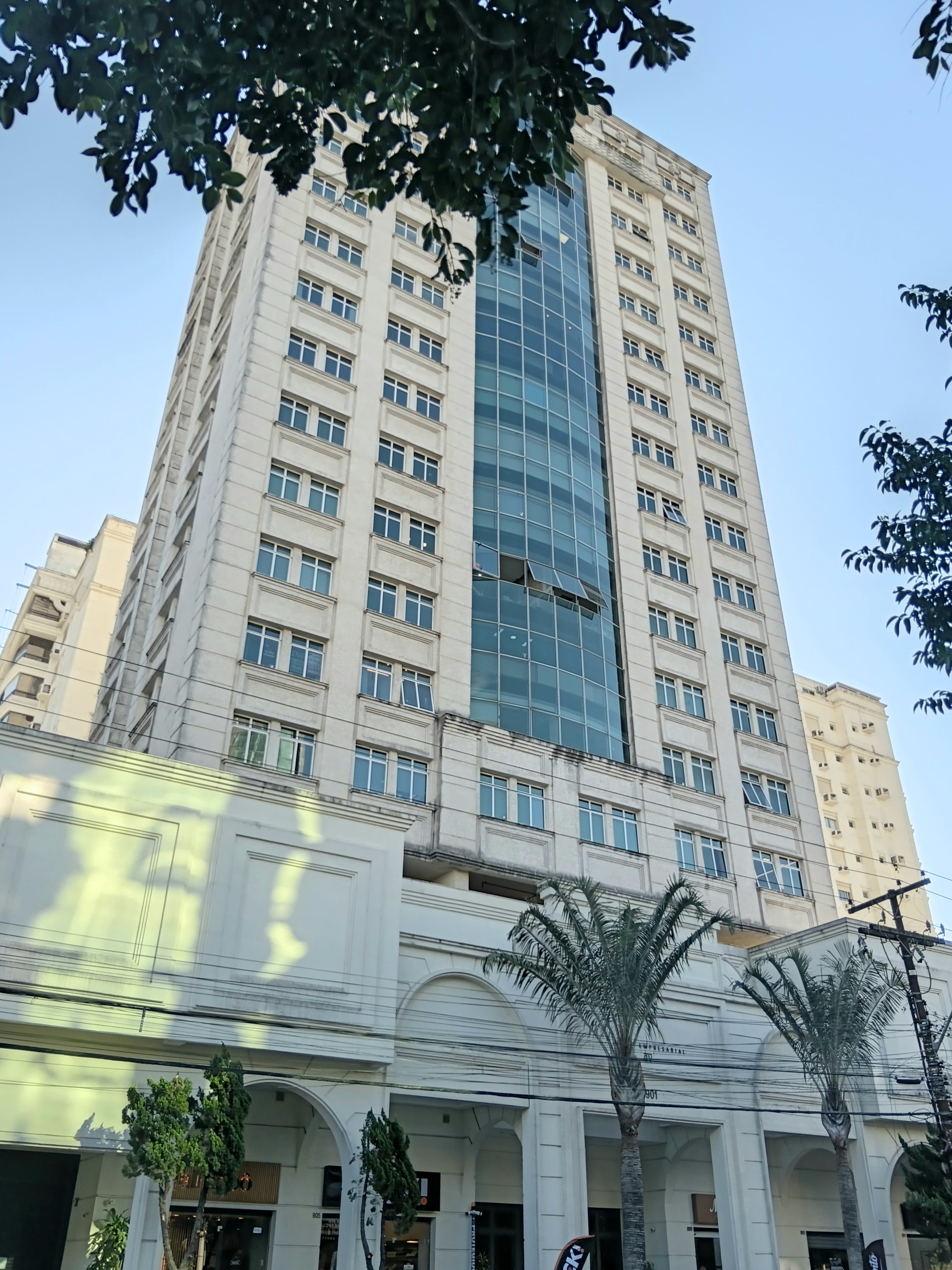 Sala para alugar com 33m², 1 vaga no bairro Menino Deus em Porto Alegre