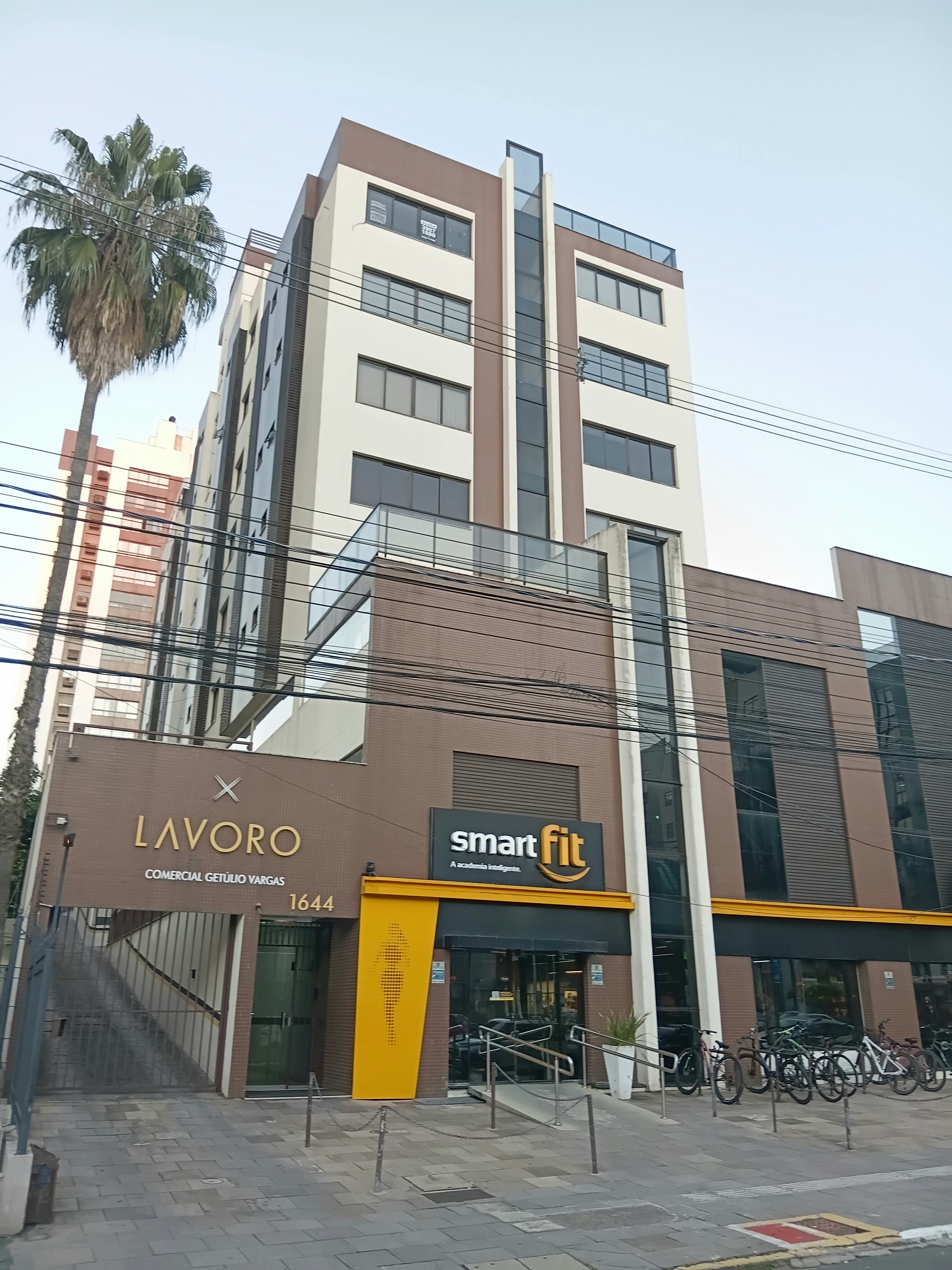 Sala para alugar com 56m², 2 vagas no bairro Menino Deus em Porto Alegre